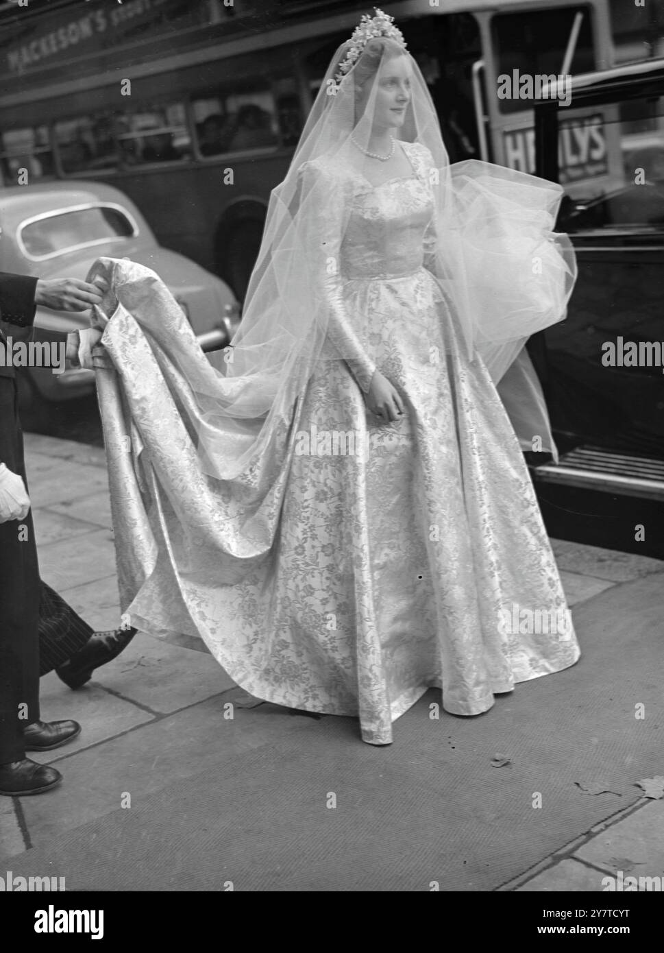 Lady Rose Fane, 19, eine Freundin von Prinzessin Margaret, war heute mit Major John MacDonald-Buchanan, M.C., der Scots Guards, St. Peters Eaton Square, London, verheiratet. Die Braut ist die Tochter des verstorbenen Earl of Westmorland und der Dowager Countess of Westmorland, of Badminton, Worcestershire. DAS BILD ZEIGT: Die Braut trägt ein Hochzeitskleid aus weißem und goldenem Brokat. 3. November 1950 Stockfoto