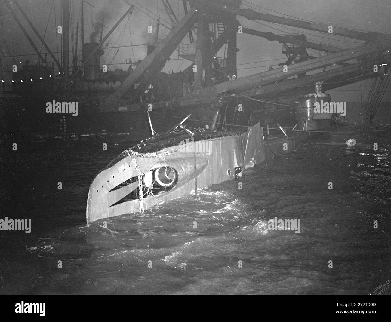 Der obere Teil des Rumpfes 64 des U-BOOTES Truculent erschien heute Abend über der Oberfläche der Themsmündung, nachdem sie vom Schlammbett, in das sie am 12. Januar sank, nach einer Kollision mit dem schwedischen Tanker Divina, in dem sie sich vertiefte, angehoben worden war. Vier doppelte neun-Zoll-Stahlhawser waren um das U-Boot gelegt worden, als es 10 Meilen vor Sheerness unter 54 Fuß Wasser lag, und zwei der leistungsstärksten Hebeschiffe der Welt, die Energie und die Ausdauer, wurden in ra eingesetzt Stockfoto