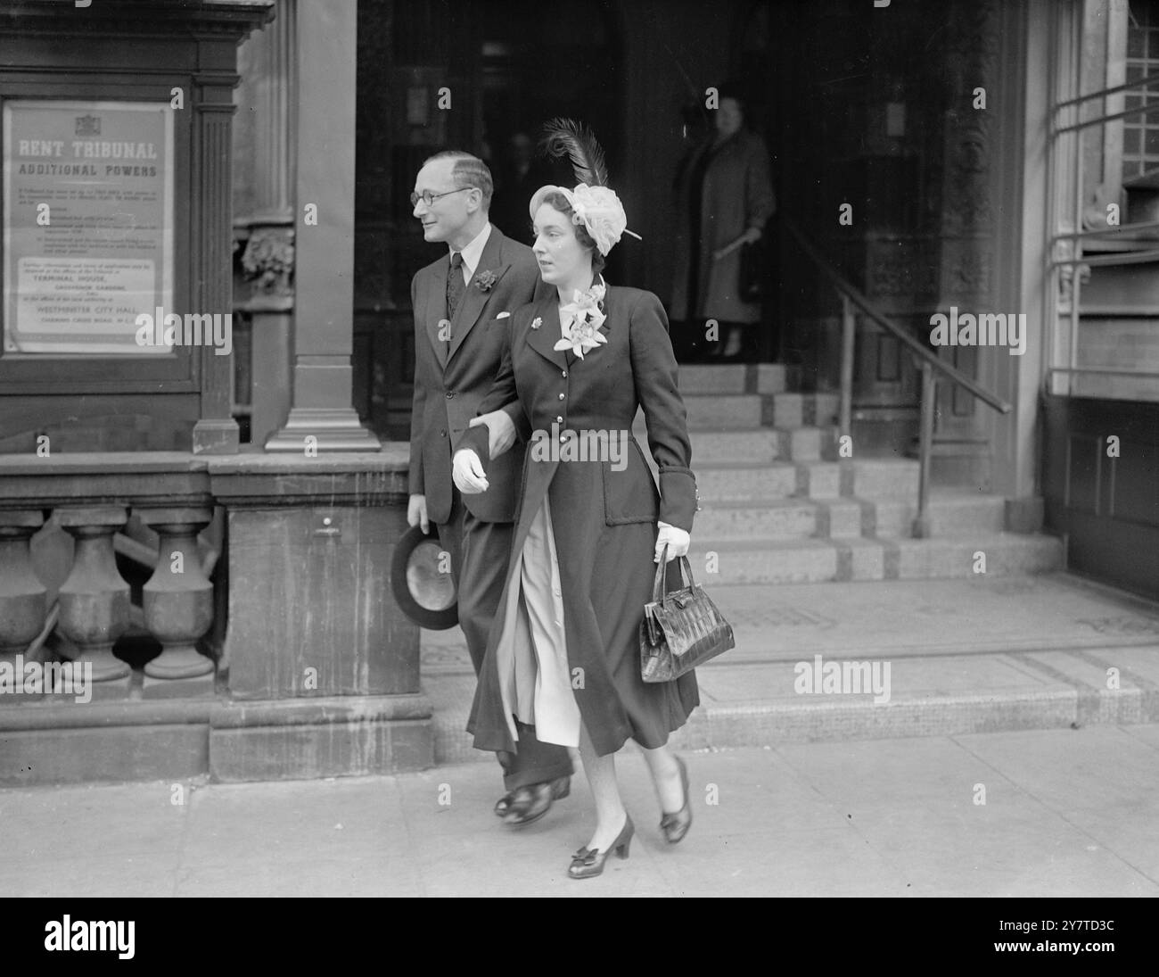 COLONEL UND seine EHEMALIGE EHEFRAU WED INNERHALB einer Stunde waren ein Army Colonel und seine ehemalige Ehefrau die Prinzipien für Ehen im Caxton Hall Register Office, Westminster, London, heute. Am Mittag war Colonel Norman David Melville Johnstone vom Wachclub Mayfair mit Mrs. Roshnara Barbara Wrottesley aus Berkhamsted, Hertfordshire, verheiratet. Vor seiner ersten Ehe war Mrs. Wrottesley Miss Wingfield-Stratford. Weniger als eine Stunde später war Colonel Johnstones ehemalige Ehefrau Lady Cecilia Johnstone – eine der Töchter des dritten Earl Cowley – mit Mr. Norman Hyman Wachman, einem Companie, verheiratet Stockfoto