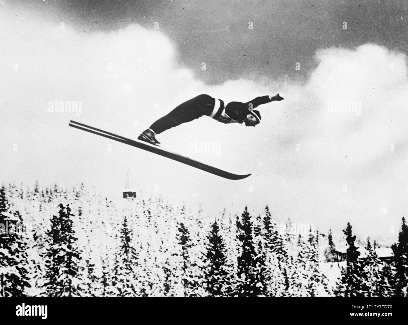 Der ACE-SKISPRINGER FÜR HAMPSTEAD HEATH REIDAR ANDERSEN, der hier die Baumkronen abschirmt, während er in die Erde segelt, wird 25 der besten Skispringer Norwegens beim Londoner Fisrt Skisprung-Wettbewerb führen, der am 24. Und 25. März in Hampstead Heath stattfindet. Anderson , 38 Jahre alt , war dreimal Holmenkollen-Sieger und dreimal Zweiter für den Weltmeistertitel . In Hampstead Heath wird eine künstliche Piste gebaut, die mit Schnee aus Norwegen bedeckt wird, wo das norwegische Team mit Skispringern der Universitäten Oxford und Cambridge zum London Cup antreten wird. Der Winkel Stockfoto