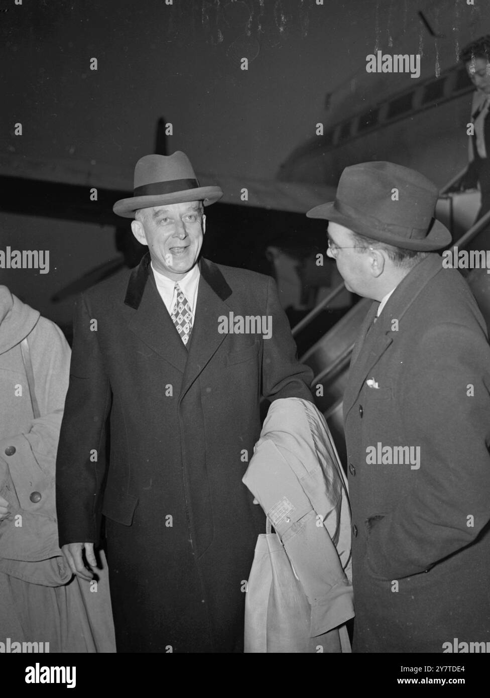 AMERIKAS BOTSCHAFTER - IM GROSSEN UND GANZEN HIER BEIM FLUG - Dr. Philip Jessup , der Botschafter von Präsident Truman - auf dessen Bericht die Vereinigten Staaten wahrscheinlich ihre neue Politik für den Fernen Osten aufbauen werden - ist heute auf dem Londoner Flughafen angekommen, um Großbritannien von weniger als 24 Stunden zu besuchen. Dr. Jessup steht kurz vor dem Ende einer lebenswichtigen Mission, die ihn um die Welt und in 14 Länder geführt hat. Nach Gesprächen in der amerikanischen Botschaft und mit Dr. Kenneth Younger, dem neuen britischen Staatsminister, wird Dr. Jessup einen kurzen Besuch nach Paris machen, bevor er nach Washington zurückkehrt. DAS BILD ZEIGT: Dr. Phi Stockfoto