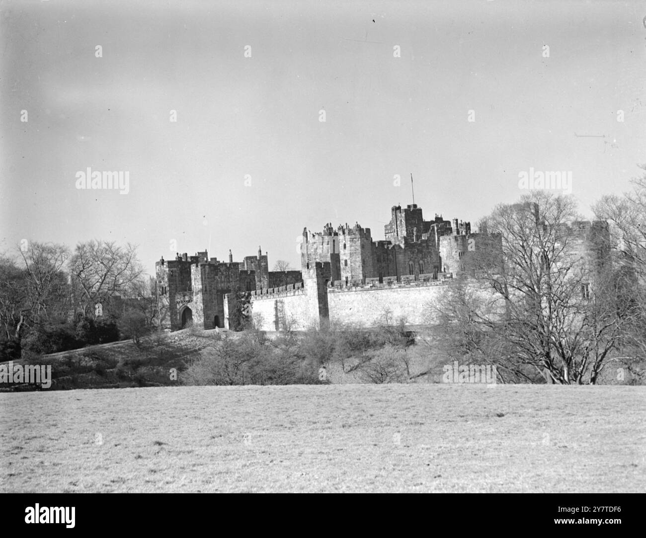 ALNWICK CASTLE ' Raiders ' aus der wilden Grenze und anderswo sind willkommen - ab dem 3. Mai - in Alnwick Castle, Northumberland Sitz der Familie Percy und Schauplatz einiger der blutigsten Schlachten in dieser Ecke Großbritanniens. Der heutige Herzog, der 1946 als Braut ein Schottenmädchen für die Burg kaufte, öffnet die Festung aus dem 14. Jahrhundert für die Öffentlichkeit. Besucher können nun durch die innere Vorburg schlendern, wo nach der Schlacht von Dunbar 1650 3000 schottische Gefangene aus der Entbehrung starben. In der Nähe werden sie die blutige Lücke sehen, wo die Schotten die Mauern durchbrachen. Das Schloss, gebaut auf Hi Stockfoto