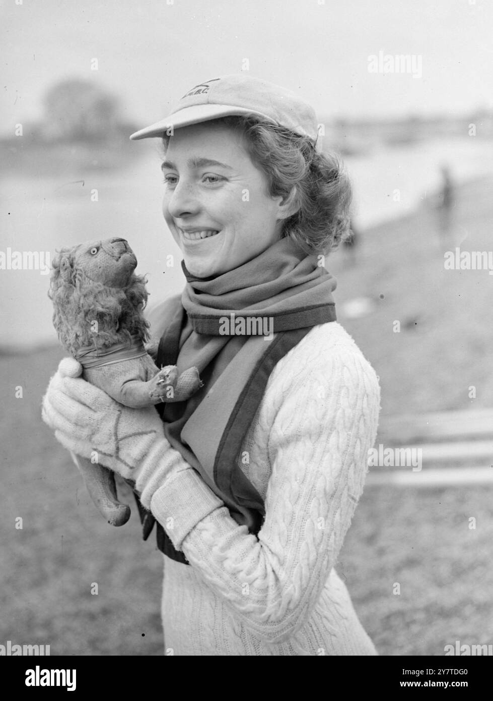 "WETBOB" UND LÖWENBOOTRENNEN -- lange ein Schutzgebiet von Männern -- sind nicht mehr exklusiv. Denn die Mädchen der University of London zeigten sich heute als kompetente " Wet Bobs ", als sie ihr " Head of the River Race " in Chiswick, London hielten. Fünf Crews kamen für die Senioren-Achten, fünf für die Senioren-Vieren und sieben für die Junioren-Fälle. DAS BILD ZEIGT: Miss Kathleen Baylis, Cox von der Crew des King's College, hält heute das Crew-Maskottchen Reggie, den Löwen. 11. März 1950 Stockfoto