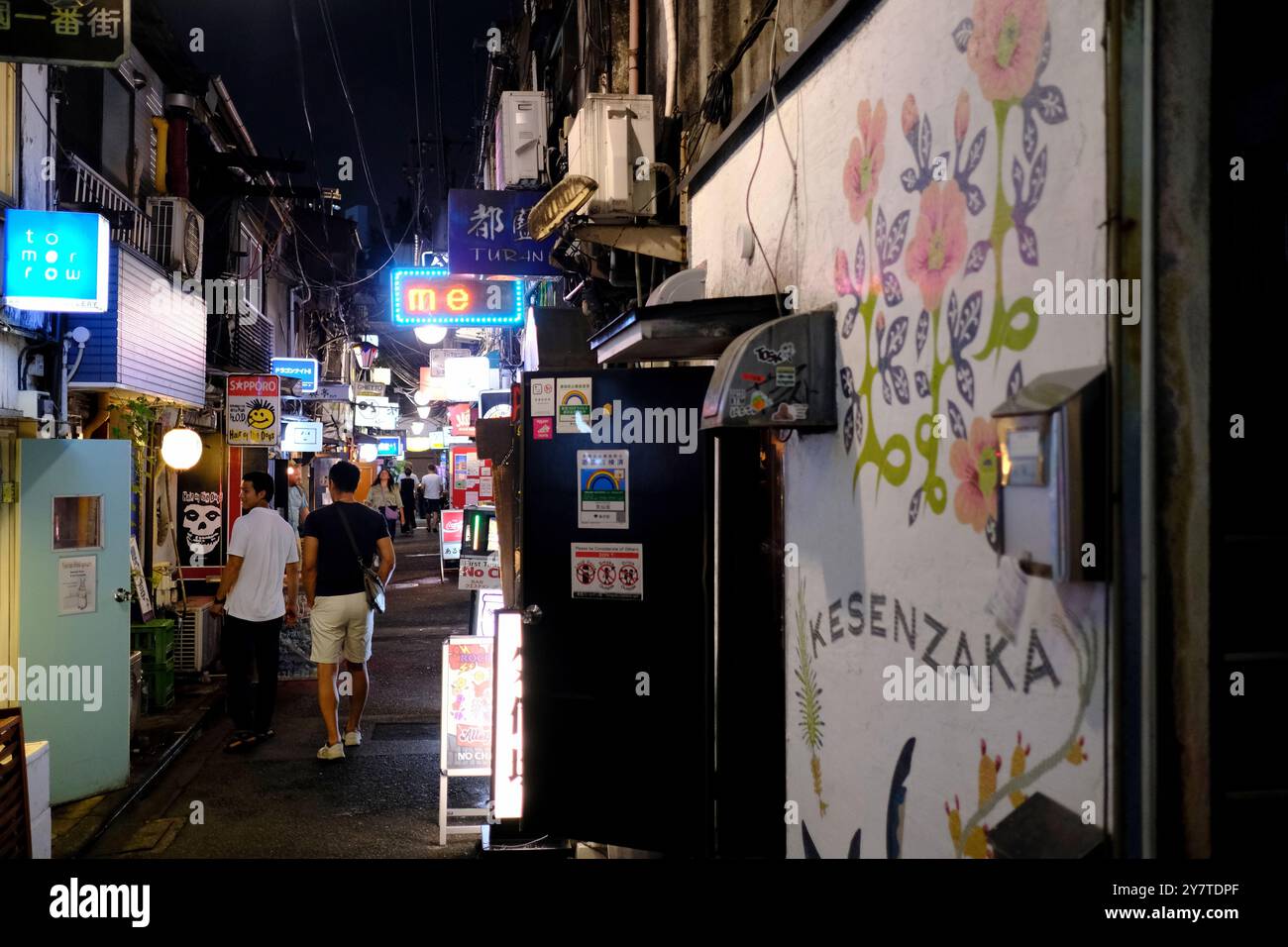 Der nächtliche Blick auf Shinjuku Golden Gai mit über 200 winzigen Bars, Clubs und Restaurants im Shantty-Stil ist in diese Gegend gedrängt. Shinjuku, Tokio, Japan Stockfoto