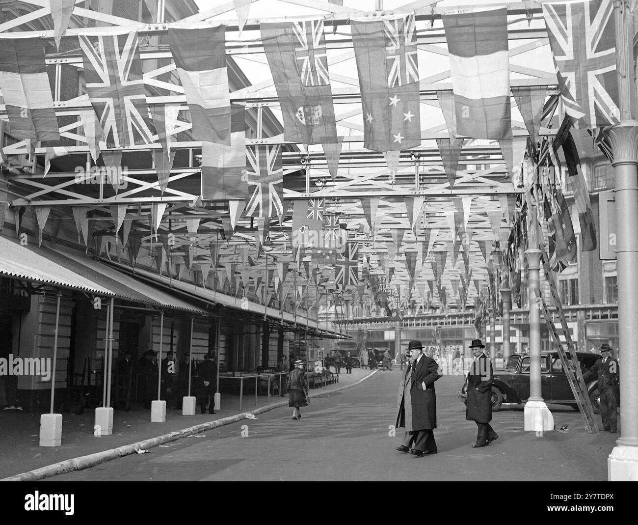 FLAGGENTAG IN VICTORIA Eine Vielzahl von Flaggen und Schwulenfahnen verwandeln die normalerweise langweilige Victoria Station in die Bereitschaft für die Ankunft des französischen Präsidenten Vincent Auriol bei seinem Staatsbesuch in London. 6. März 1950 Stockfoto