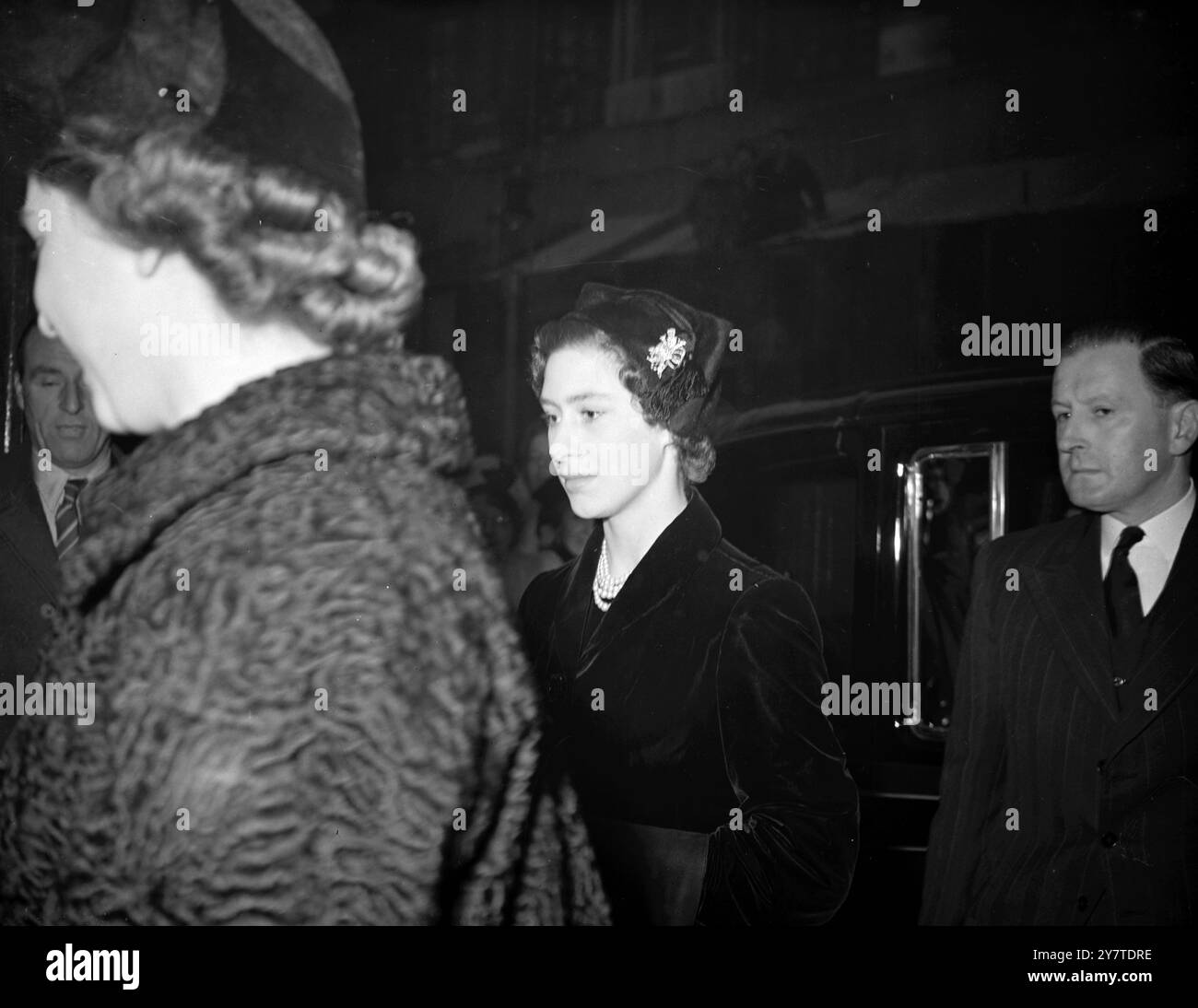 PRINZESSIN MARGARETS MATINEE HUT STIL Prinzessin Margaret, in neuem Stil schwarzem Hut, erleichtert durch ein einzelnes Ornament, kommt heute im Theatre Royal, Drury Lane, London an, um mit der Queen und Princess Elizabeth, einer All Star Matinee zu besuchen, die dem Irene Vanbrugh Memorial Fund zugute kommt. Die Prinzessin trägt ein passendes schwarzes Kleid für den Hof ist noch immer in Trauer um Gustaf V. von Schweden 6. November 1950 Stockfoto
