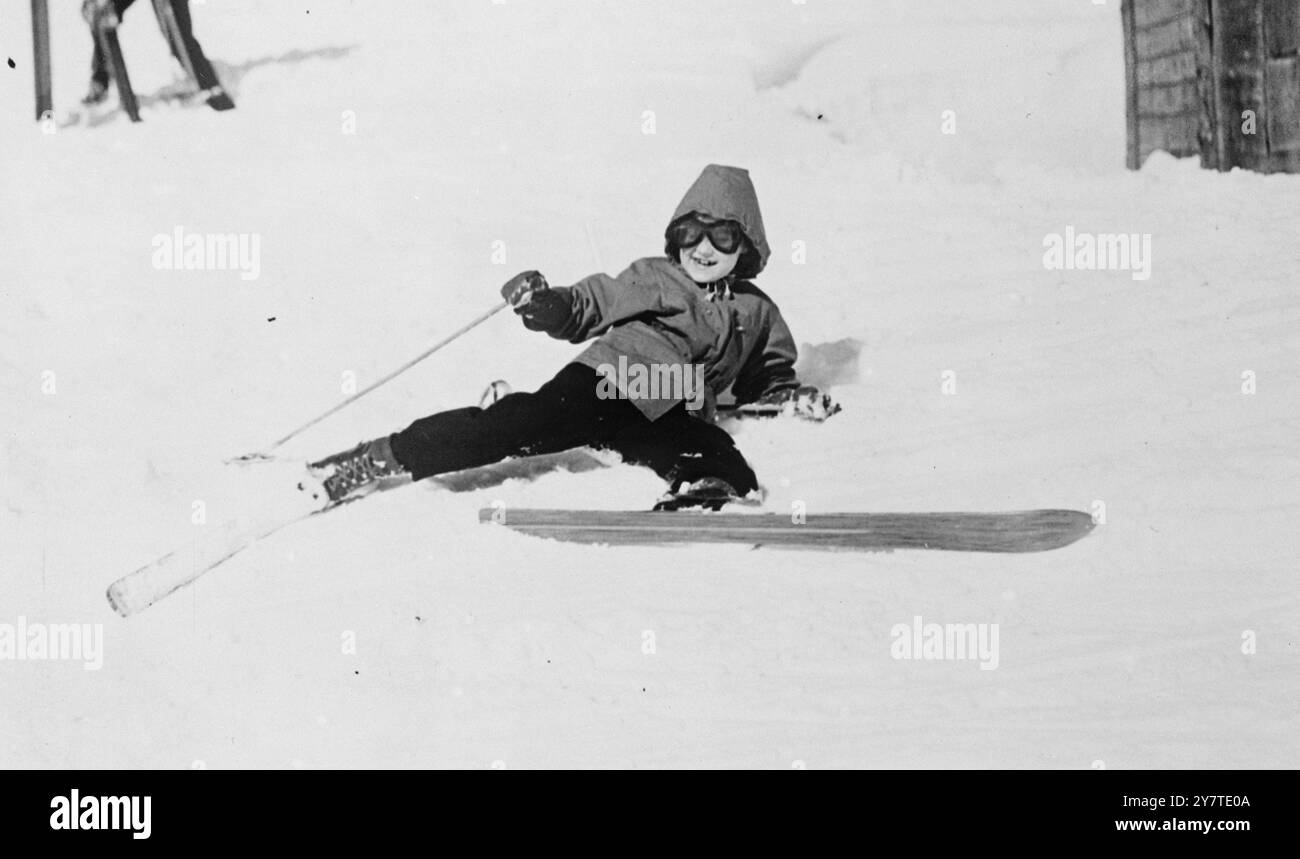 SKIÜBERLAUF rutschiger Schnee ist kein Respekt für Royal Persons , wie Prinzessin Margriet feststellt , als ihre Ski sie mit einem Stoß auf den Pisten der Novizen in St im Stich lassen . Anton , Österreich , wo sie mit ihrer Mutter und ihren Schwestern Urlaub macht . Die siebenjährige Prinzessin fiel glücklich und war bald auf den Beinen. 27. Februar 1950 Stockfoto