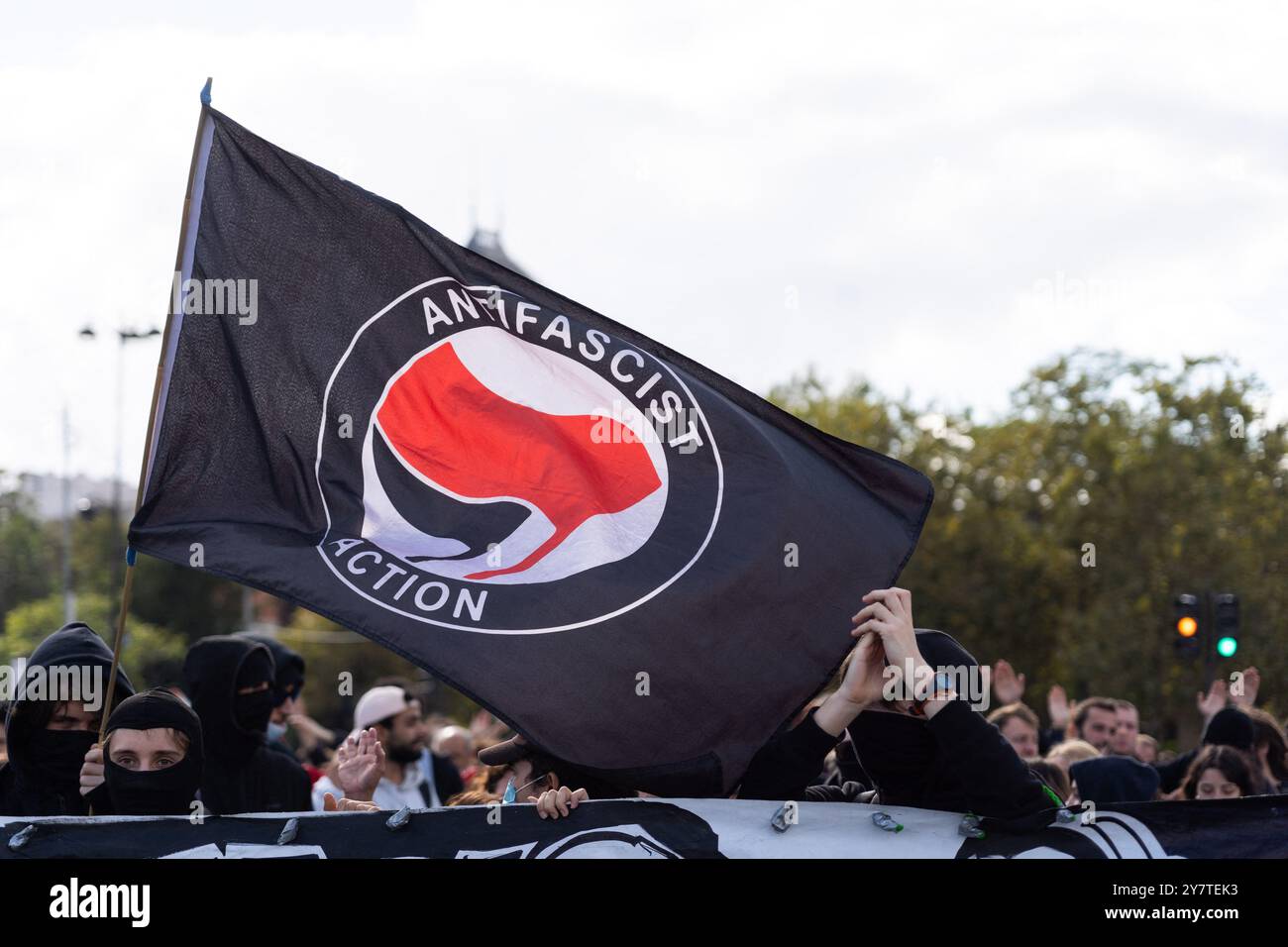 Paris, Frankreich. Oktober 2024. Flagge der Antifaschistischen Aktion bei einem Protest der CGT-union, der am 1. Oktober 2024 in Paris zu einer Streikaktion und zur "Aufhebung der Rentenreform" und "höhere Löhne und Renten" aufgerufen wurde. Für den 1. Oktober sind in ganz Frankreich mehr als 180 Demonstrationen geplant, die von der CGT, der FSU und Solidaires aufgerufen wurden, um die Aufhebung der Rentenreform und der höheren Löhne zu fordern, so wie der Premierminister seine Prioritäten in seiner allgemeinen politischen Rede enthüllen wird. Foto: Alexis Jumeau/ABACAPRESS. COM Credit: Abaca Press/Alamy Live News Stockfoto