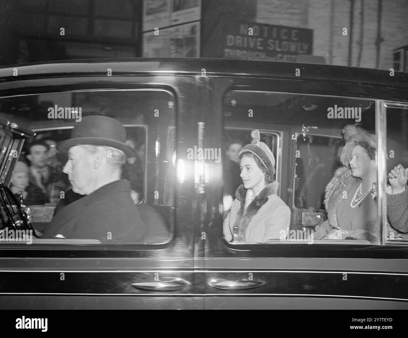 DIE KÖNIGLICHE FAMILIE KEHRTE NACH LONDON ZURÜCK, begleitet von Prinzessin Margaret, kamen an der King's Cross Station von Sandringham an, wo sie schon vor Weihnachten waren. Dies war damals der längste Aufenthalt in Sandringham seit vielen Jahren. Die Königin in Rauchblau und Prinzessin Margaret in Beige, die vom Königskreuz fährt. 14. Februar 1950 Stockfoto