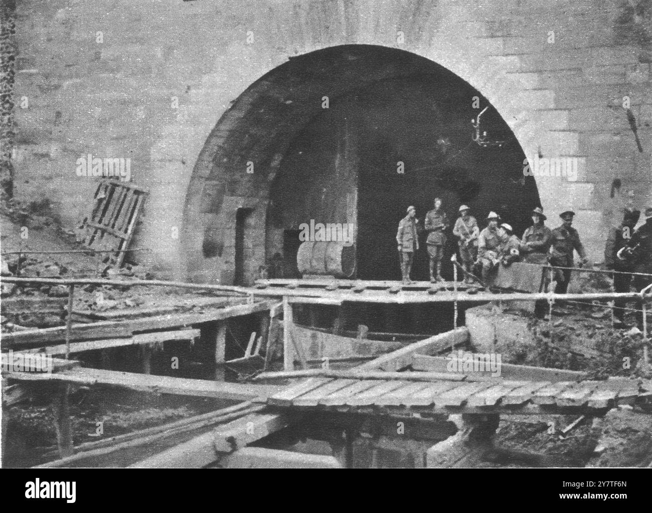 Mit Napoleons Inschrift über dem Bogen : der Eingang zum Kanaltunnel, in dem die Männer kämpften, Frankreich. Oktober 1918 Stockfoto