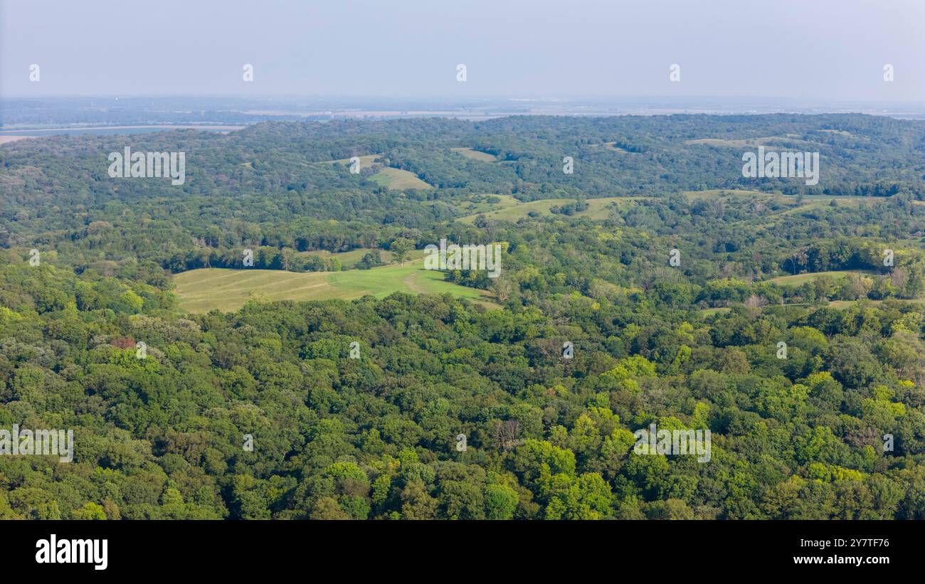 Luftaufnahme der Loess Hills, Lyons Township, Mills County, Iowa an einem wunderschönen Sommermorgen. Stockfoto