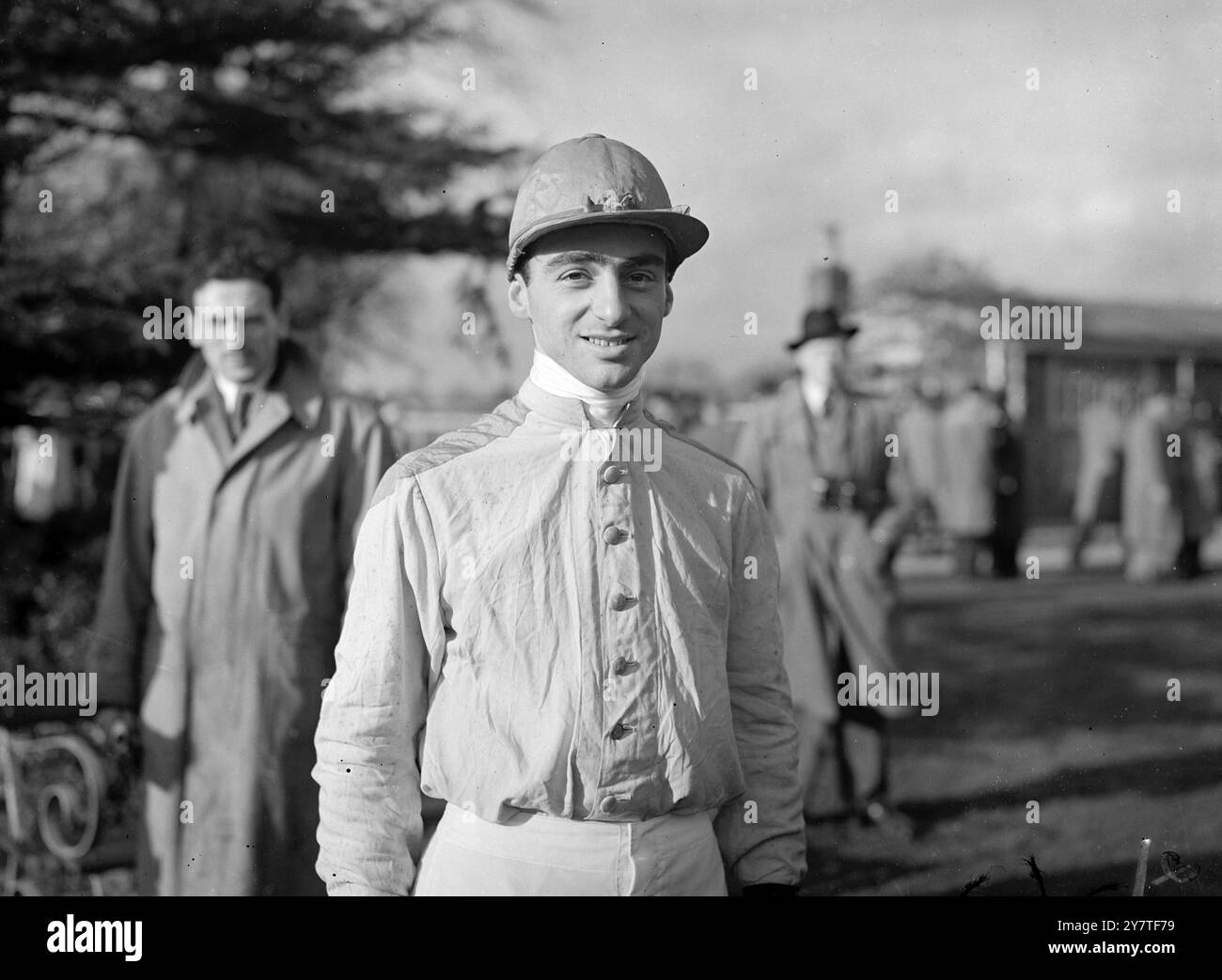 DER AMERIKANISCHE JOCKEY MAG GRAND NATIONAL AMBITION REALISIEREN hier ist ein Mann, der vielleicht eines seiner liebsten Ambitionen verwirklicht - im Grand National in Aintree, Liverpool, am 25. März. Der glückliche Mann ist Danny Marzani, der in den letzten zwei Jahren der amerikanische Steeplechase-Jockey war, der im Rennen mit Lord Gainsborough's Nebellicht fahren soll. Dieser 125 Pfund schwere Pennsylvanische Jockey, der im letzten Krieg in der US Navy diente, hat die letzten beiden amerikanischen Grand National gewonnen. Bei seiner ersten Fahrt in England erreichte Marzani Road Button Boy den 4-jährigen Cannock-Hürdenlauf in Wolverhampton Stockfoto