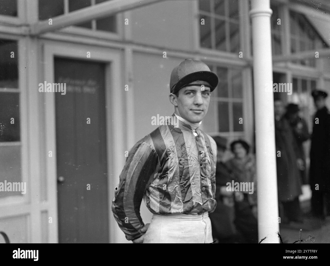 MARTIN THE MAGICIAN9 Februar 1950 Ein beschäftigter Mann mit Magie in den Händen ist Martin Molony, der hier abgebildet ist, der entweder über Zäune in Irland segelt oder über die Wolken über die Irische See fliegt, um sanft über weitere Zäune in Großbritannien zu springen. Molony, der seine Zeit mit dem Shuttle zwischen britischen und irischen Rennstrecken verbringt, hält den einzigartigen Rennrekord als Champion-Jockey von Irland und Vizemeister bis Bruder Tim für die englische Meisterschaft. Bald wird er weitere Auszeichnungen im Aintree Grand National anstreben. Molony 24, ein frommer Katholik, der die meiste Zeit morgens an der Messe teilnimmt, ist ein Non Stockfoto
