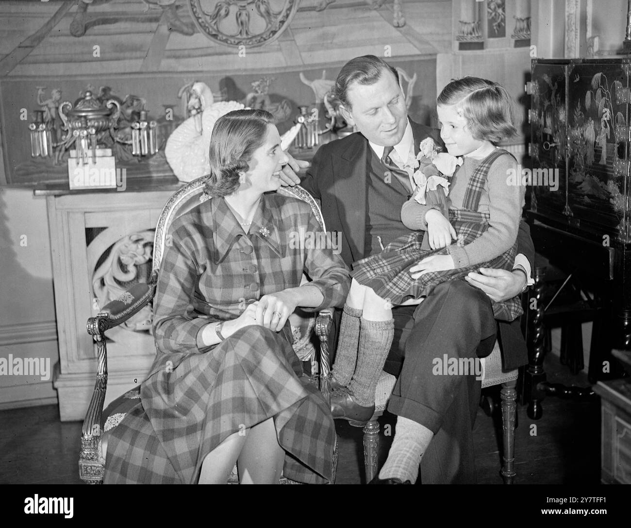 12. Februar 1950 die Niederlage Großbritanniens wird Südafrikas Gewinn sein, als am 17. Februar diese glückliche Familie, im chesham Place 37 in London, nach Johannesburg aufbricht. Das sind Mr. Und Mrs. Michael Menzies und ihre sechsjährige Tochter Virginia. (Mrs. Menzies) ist Kay Stammers, Tennisspielerin in Wimbledon und Kapitän des British Wightman Cup. Mr. Menzies wird Finanzdirektor in Johannesburg und die Familie wird in einem Haus - komplett mit Tennisplatz - wohnen, etwa 19 Meilen vom Stadtzentrum entfernt. Bevor sie gehen, hat Frau Menzies einige eingebracht Stockfoto