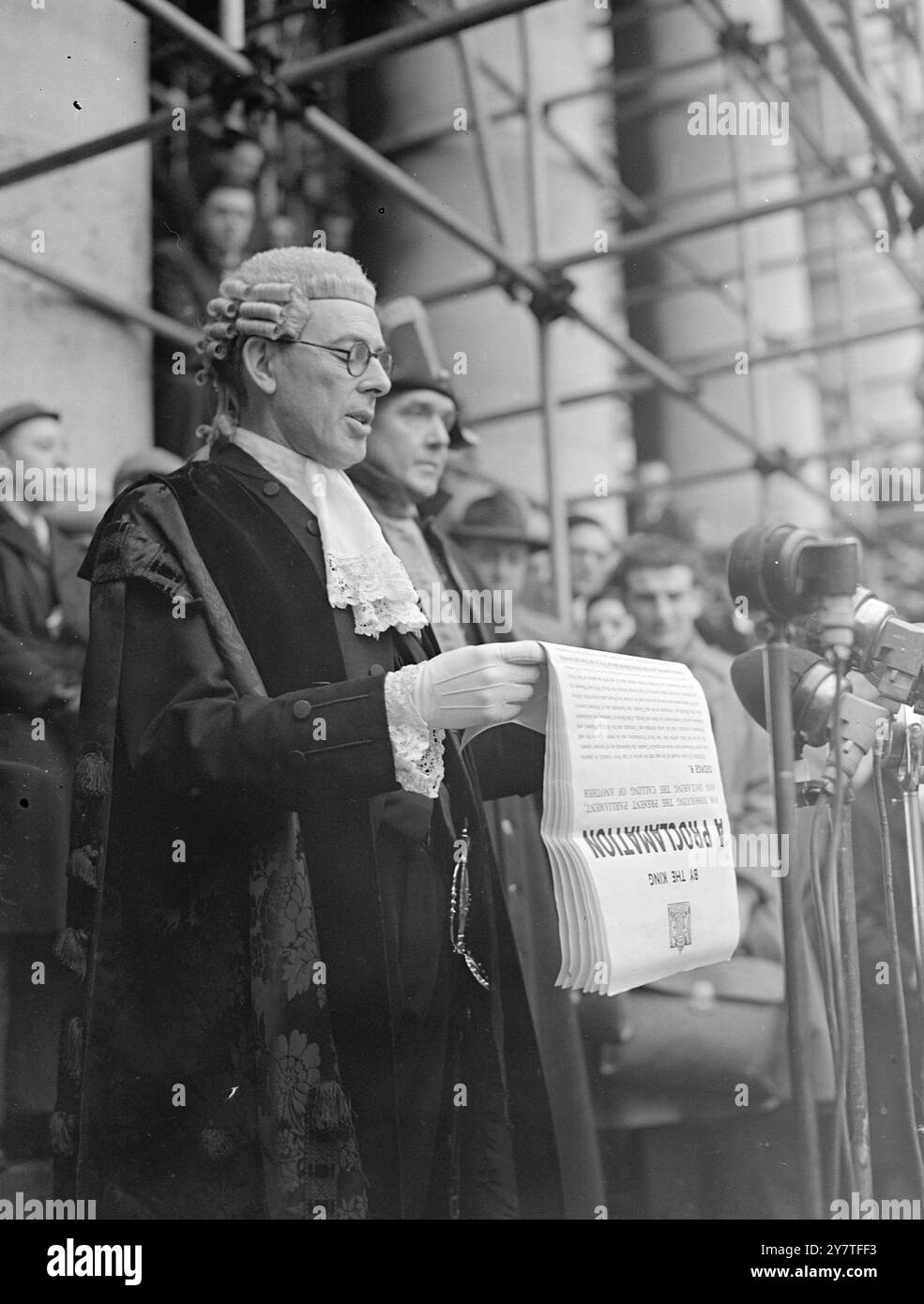 Am 4. Februar 1950 nahmen der Lord Mayor of London, Sir Frederick Rowlands, und City Sheriffs an der Verlesung der King's Proclamation Dissolved Parliament, von den Stufen der Royal Exchange, City, Teil. Das Bild zeigt: Der Gemeinsame Krier, Kommandant J Polen, liest heute (Samstag) die Königsanklage von den Stufen der Königlichen Börse Stockfoto