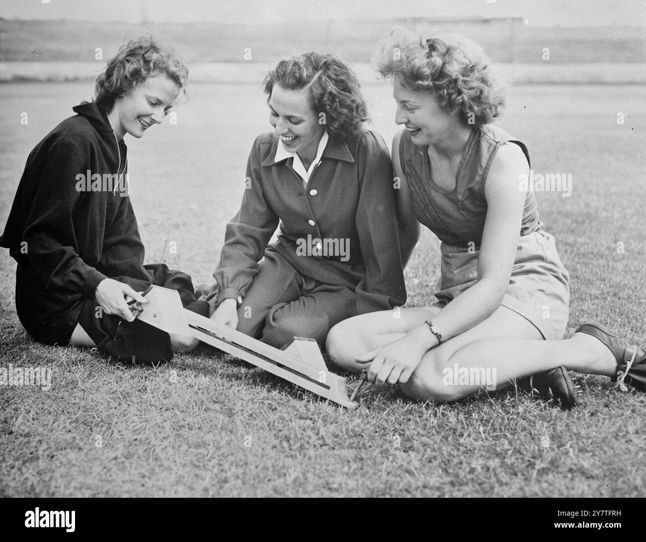 DREI GUTE CHANCEN, wenn ein Lächeln ein Zeichen des Vertrauens sein sollte, sollten Athletinnen bei den Empire-Spielen - Eröffnung in Auckland, Neuseeland am Samstag (4. Februar) gut darauf achten, diese drei Mädchen zu sehen, alle mit beeindruckenden Rekorden und alle aus Sydney, New South Wales, die in der australischen Frauenteam mit neun Mitgliedern vertreten sind. Sie sind von links nach rechts: Judy Canty, 18 Jahre alt, australischer Broad-Jump-Champion: Jacqueline Dallman, 17 Jahre alt, australischer Hochsprung-Champion: Und ANN STALDER, 19 Jahre alt, Vizemeister für den australischen 80-Meter-Hürdentitel. Jacqueline ist jüngstes Mitglied der australischen Frauenorganisation Stockfoto