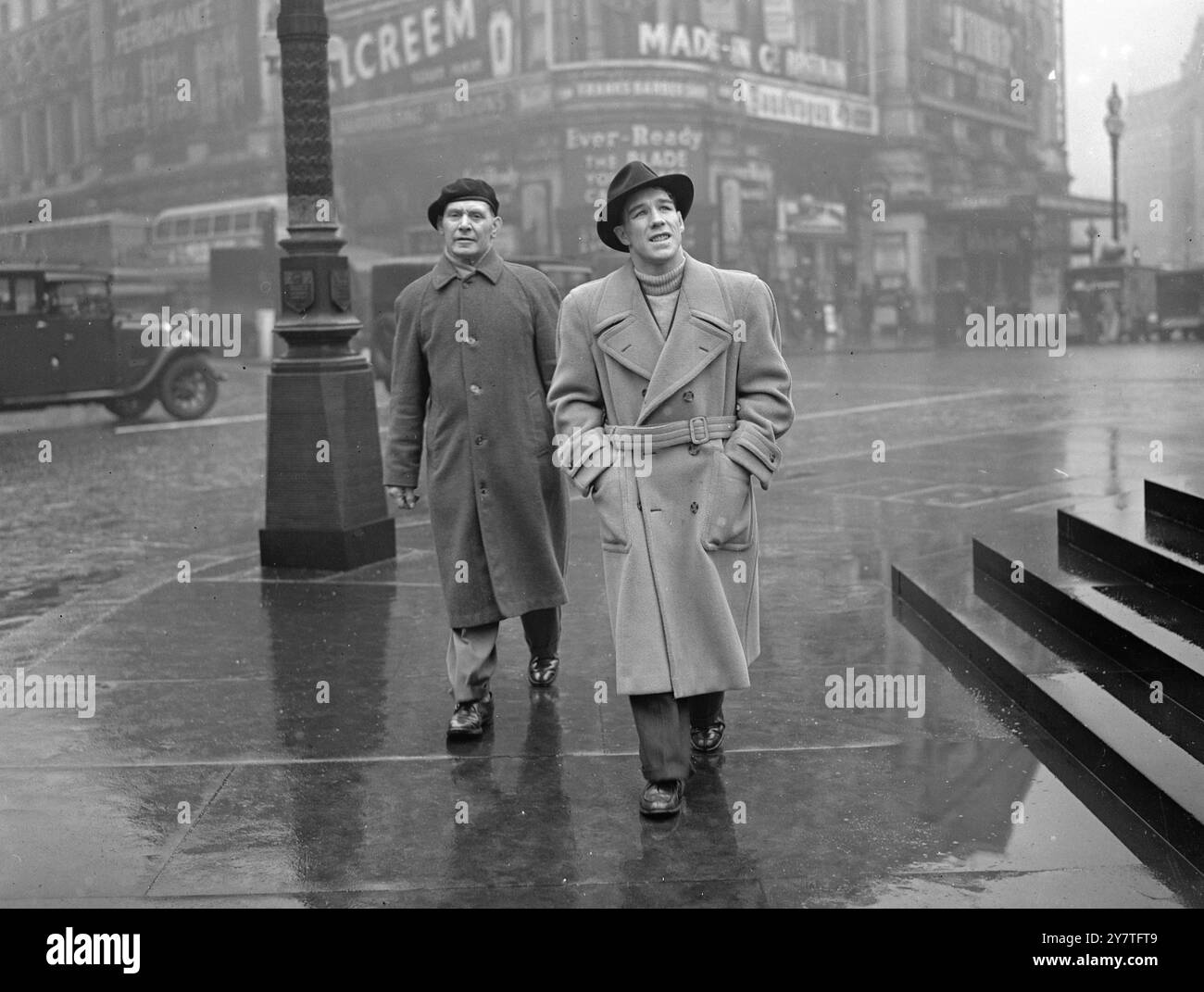 31. Januar 1950 BOXER BEIM ZIRKUS Boxer Billy Thompson mit seinem Trainer im Piccadilly Circus, London heute (Dienstag). Stockfoto