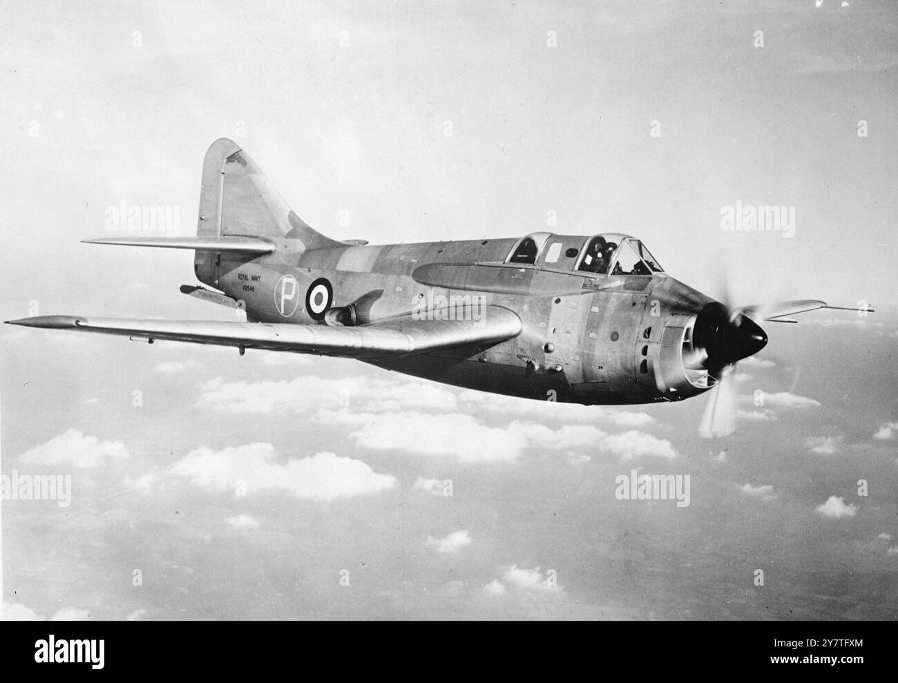 1. Februar 1950 Dies ist das erste Flugbild des FAIREY 17-U-Boot-Abwehrflugzeugs. Das Flugzeug verfügt über einen Motor, der die aerodynamischen Vorteile eines Doppelmotors aus einer einzigen Anlage bietet. Die Armstrong Siddeley „Double Mamba“-Antriebseinheit des Flugzeugs ist ein koaxialer Doppelturbinenmotor, der gegenläufige Propeller antreibt. Das Flugzeug kann mit angehaltenem Propeller geflogen werden, wodurch die Flugdauer erhöht wird. Stockfoto 1. Februar 1950 Dies ist das erste Flugbild des FAIREY 17-U-Boot-Abwehrflugzeugs. Das Flugzeug verfügt über einen Motor, der die aerodynamischen Vorteile eines Doppelmotors aus einer einzigen Anlage bietet. Die Armstrong Siddeley „Double Mamba“-Antriebseinheit des Flugzeugs ist ein koaxialer Doppelturbinenmotor, der gegenläufige Propeller antreibt. Das Flugzeug kann mit angehaltenem Propeller geflogen werden, wodurch die Flugdauer erhöht wird. Stockfoto
