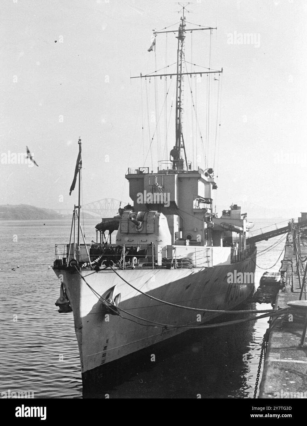 Die HMS Truelove, die acht freiwillige Marinemänner und eine Gruppe von Wissenschaftlern trug, segelte heute von Rosyth zum Polarkreis, um die Ausrüstung für das Überleben auf See zu testen. Die robusten und getesteten Marinemänner werden während der neunmonatigen Reise drei bis fünf Tage lang arktischen, antarktischen und tropischen Bedingungen ausgesetzt sein. Sie werden ein neues ovales Rettungsboot und Überlebensanzüge verwenden, die für niedrige Temperaturen entwickelt wurden. DAS BILD ZEIGT:- H.M.S.Truelove, früher Minensucher, auf dem die Royal Marinekonpedition zum Polarkreis heute am 26. Januar 1950 von Rosyth aus segelte Stockfoto