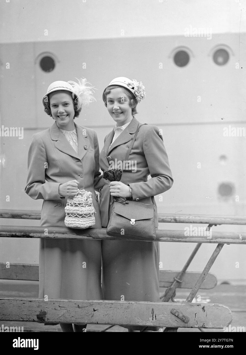 28. Januar 1950 Miss Robin Meikle (links) 18 und ihre Schwester Anne 17, die gerade das College in St Cuthbert's, Auckland, Neuseeland beendet haben, sind hier abgebildet, als sie heute (Samstag) in Southampton an Bord der R M S 'Orion' der Orient Line aus Australien ankamen. Sie sind hier mit ihren Eltern - ihr Vater ist pensionierter Ingenieur - für ein Jahr Urlaub. Während des Besuchs wollen sie dramatische Kunst studieren, Tennis spielen, schwimmen gehen und Norwegen, Schweden und Dänemark sehen. Sie hoffen, in England zu leben. Stockfoto