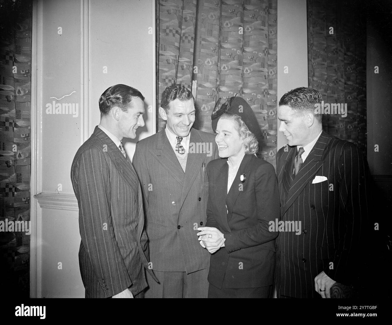 11. November 1949 Paula Grey, der diesjährige „Principal Boy“ in der Weihnachtspantomime, „Puss in Boots“ im Empire Theatre, Liverpool, begrüßte den Liverpool Football Club, nach ihrer Ankunft in London, im Great Northern Hotel heute Abend (Freitag) Liverpool, der einzige ungeschlagene Verein in der First Division der Football League, trifft morgen im Valley, London auf Charlton. DAS BILD ZEIGT: Miss Paula Grey mit drei von Liverpool International Spielern, von links nach rechts, Phil Taylor, Captain von Liverpool und einem England International, Cyril Sidlow, eine Welsh International Stockfoto