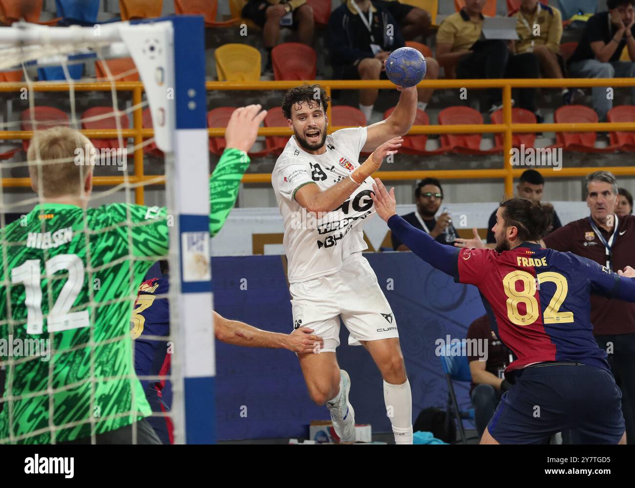 Neu Kairo, Ägypten. Oktober 2024. Handball, IHF Super Globe, Endrunde, Halbfinale, FC Barcelona - Telekom Veszprem. Veszprems Nedim Remili (M) im Kampf gegen Luis Frade (r) aus Barcelona. Quelle: Khaled Elfiqi/dpa/Alamy Live News Stockfoto