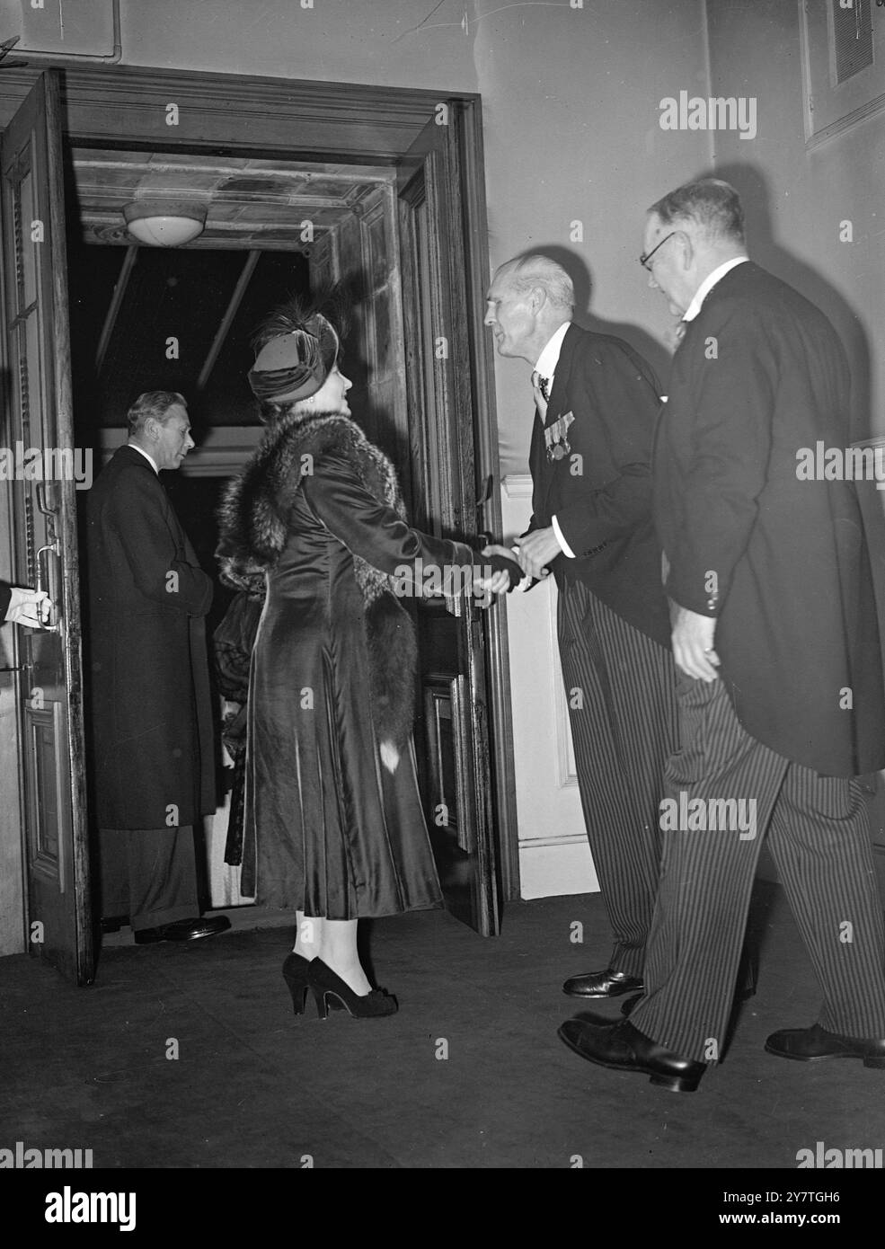 KÖNIG UND KÖNIGIN BEIM FESTIVAL OF REMEMBRANCE 5. November 1949 der König und die Königin, Königin Mary, Prinzessin Elizabeth und Prinzessin Margaret, besuchten heute Abend das British Legion Festival of Remembrance in der Royal Albert Hall in London. Am Vorabend des Gedenktages zum Gedenken an die Gefallenen zweier Weltkriege wird das Festival die Legionen bei der Entlastung der Not unter ehemaligen Soldaten und Frauen und ihren Angehörigen unterstützen. Das Bild zeigt: Die Königin wird von Sir Ian Fraser, dem Präsidenten der britischen Legion, begrüßt, als sie heute Abend mit dem König in der Royal Albert Hall ankam. Stockfoto