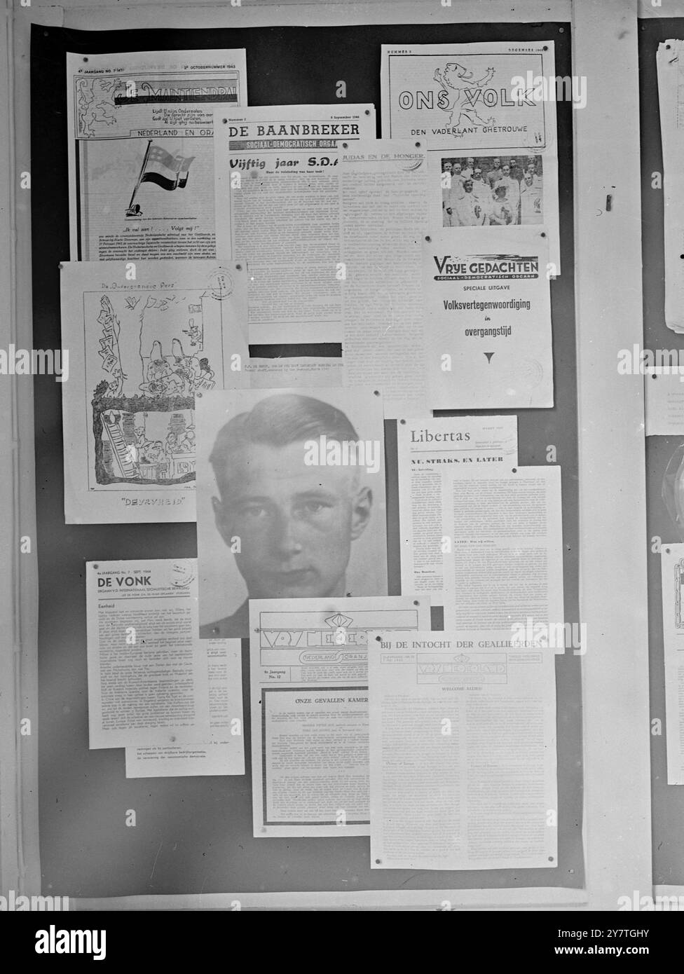 DIE "ILLEGALE" PRESSE -1940 - 1945 " Underground " Zeitungen des Zweiten Weltkriegs -- illegal in einigen der besetzten Länder Europas veröffentlicht -- die im internationalen Journalistenclub in Haymarket, London, ausgestellt werden. DAS BILD ZEIGT: Einige der illegalen Zeitungen, die den Menschen der besetzten europäischen Länder die unzensierte Geschichte des Zweiten Weltkriegs erzählten, heute im internationalen Journalistenclub in London zu sehen. 8. November 1949 Stockfoto