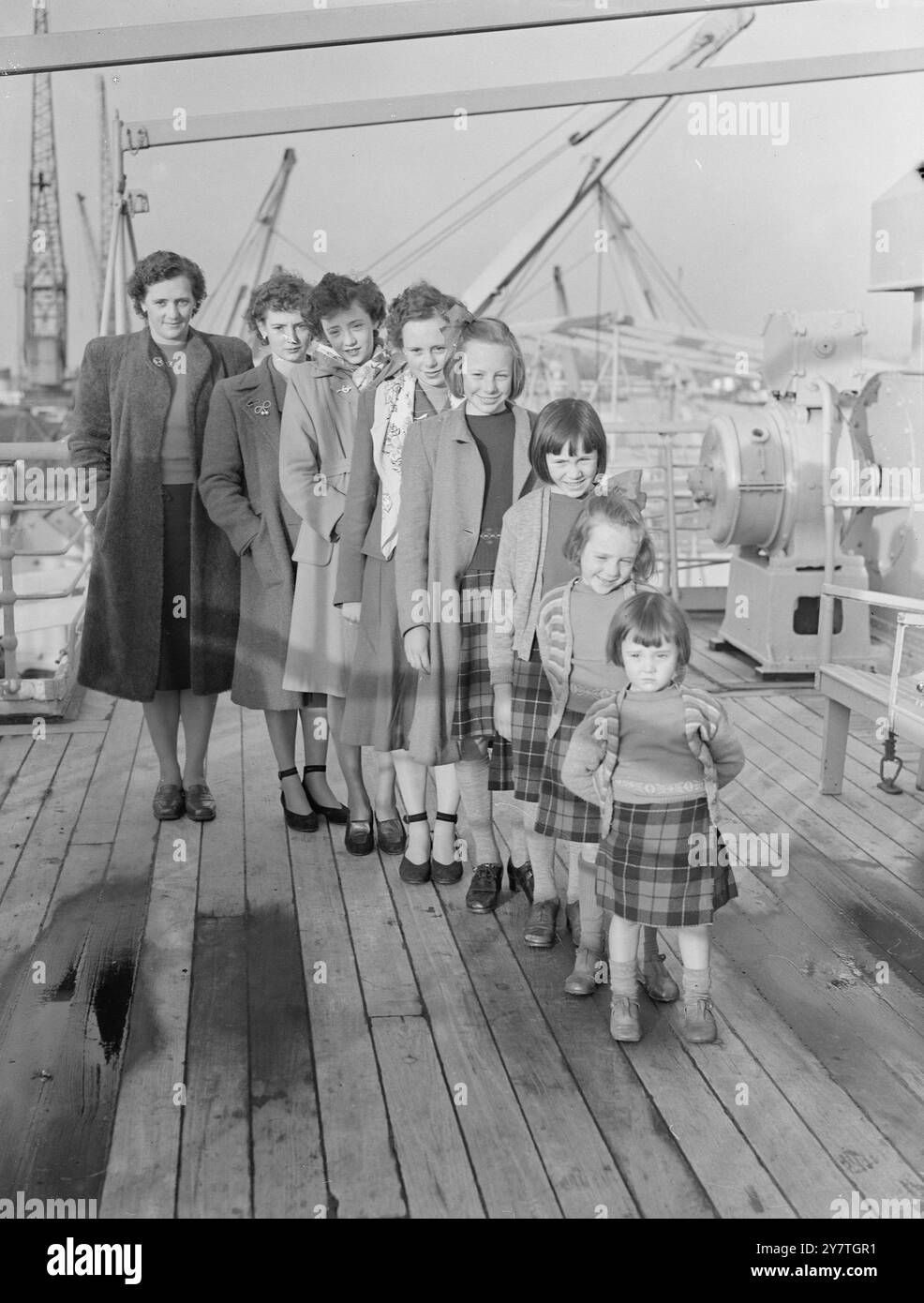NACH AUSTRALIEN - IN EINIGEN PHASEN ist es ein ziemlicher Schritt nach Australien, aber diese sieben Mädchen und ihre Mutter verlassen Southampton fröhlich - denn sie sind auf dem Liner ' Asturias ', um Dad in Albany, Westaustralien, zu treffen. Die Mutter, Frau Doreen Findlay (links), nahm die Kinder mit, um sich ihrem Mann anzuschließen, der im Juli letzten Jahres mit zwei Fischtrawlern aus Fleetwood abreiste, die an einem Regierungsprogramm zum Fang und Konservieren von Fisch in Australien teilnehmen. DAS BILD ZEIGT:- die Mädchen sind - von vorne nach hinten - Linda, 3 Jahre alt: Glynnis (5); Valerie (9); Doreen (12); Margaret (16); Hetty (14) und Doris (18). T Stockfoto