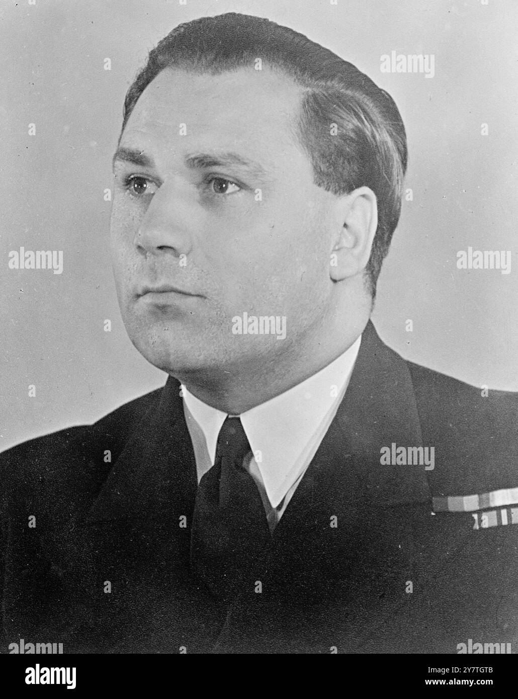 NAVY MAN SCHREIBT THE NAVY's TRIBUTE 6. November 1949 hier ist Leutnant Commander David Brown RNVR Komponist des marsches „Salute to the Amethyst“, der als Teil des zehnminütigen Finales der ersten Hälfte der Royal Command Variety Show am Montag, 7. November, vor Mitgliedern der königlichen Familie gespielt wird. Lieutenant Commander Brown, der in Kingston an der Themse lebt, ist 32 Jahre alt. Sein Lied, das von der Royal Marines Band vor einem Hintergrundmodell der tapferen kleinen Fregatte gespielt wird, enthält das inzwischen berühmte Signal „Have rejoted the Fleet“ Stockfoto