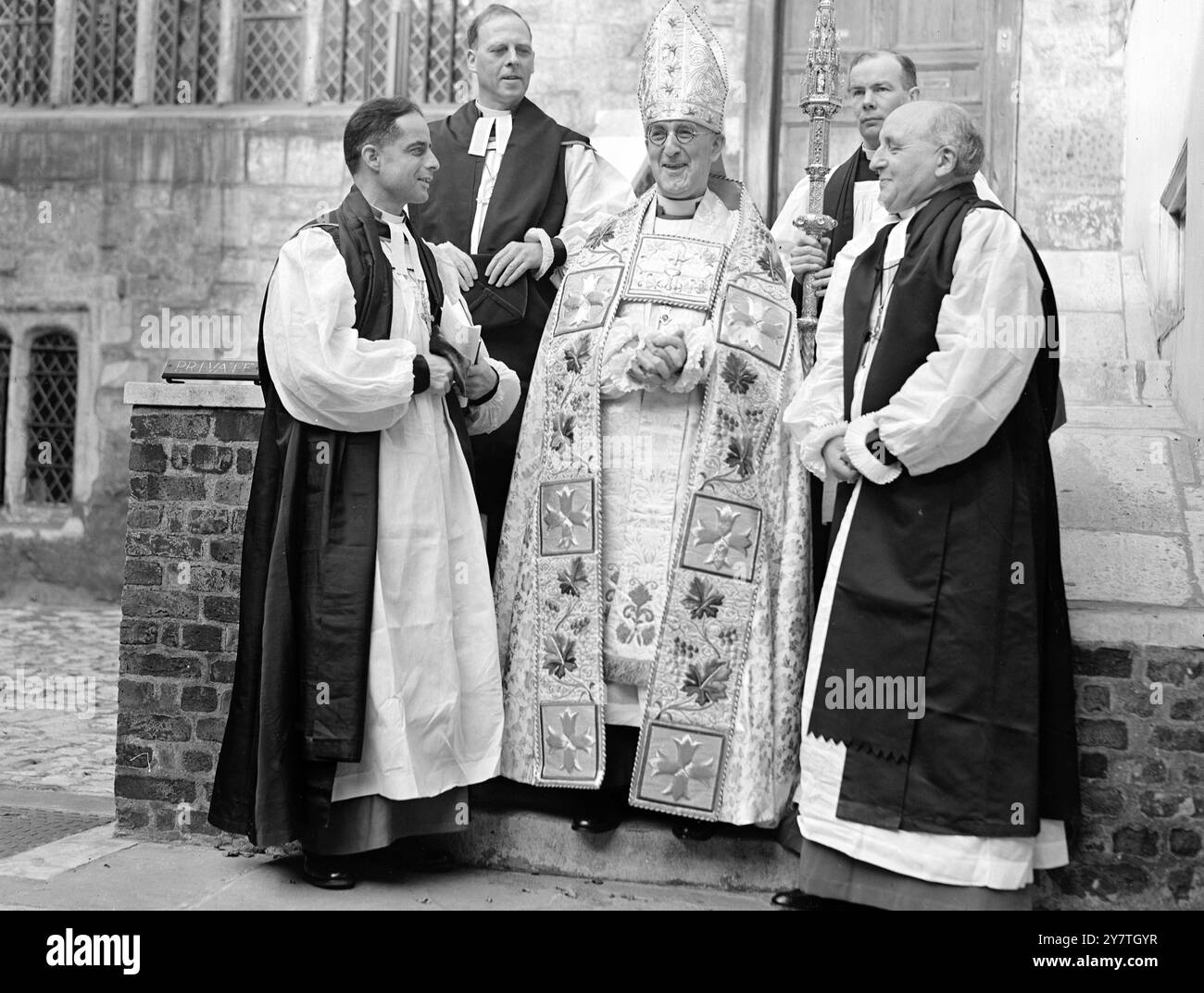 HOHE KIRCHENBEAMTE, der Erzbischof von Canterbury, Dr. Geoffrey Fisher weihte heute drei neue Bischöfe in der Westminster Abbey. Sie waren – Reverend Spencer Gwatkin Leeson, Kanon der Kathedrale Kirche der Heiligen und ungeteilten Dreifaltigkeit, Chichester, Rektor von St. Mary, Southampton, als Bischof von Peterborough: Der Reverend Nigel Cornwall, Direktor des St Joseph's College, Chidya Masasj, als Bischof von Borneo, und der Reverend Cyril Eastaugh, Kennington, als Bischof Suffragan von Kensington. DAS BILD ZEIGT: Der Erzbischof von Canterbury, Dr. Geoffrey Fisher, umgeben von den drei frisch geweihten Stockfoto