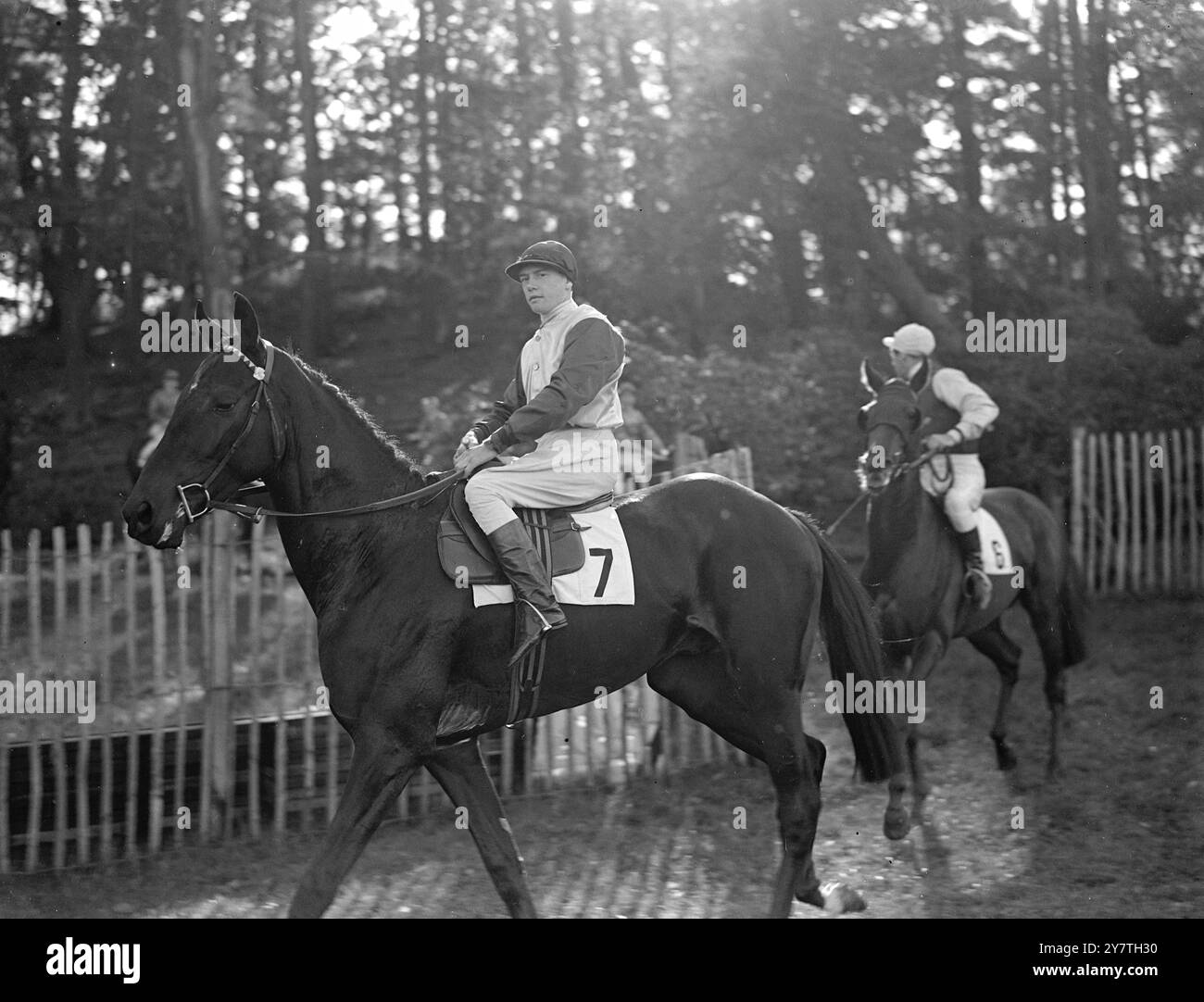 ER IST WIRKLICH "HEISS". EIN HERAUSRAGENDER LEHRLING IM JAHR. Hier ist Raymond Reader (bekannt als Ginger) abgebildet, der als der herausragende Jockey gilt. Beim Alexandra Park Meeting am 24. Oktober erzielte der Leser ein herausragendes Doppelspiel und schlug Gordon Richards im ersten Rennen. Im Park fuhr er am 19. Oktober letzten Jahres seinen ersten Gewinner, Radio Star. Leser, geboren aus West Horsley, Surrey, ist 21 Jahre alt und ist ein Lehrling von W. Nightingall of Epsom, mit dem er seit drei Jahren zusammen ist. Er hat noch ein Jahr zu dienen. Der Leser wurde von der Armee wegen seiner Größe abgelehnt. 31 O Stockfoto