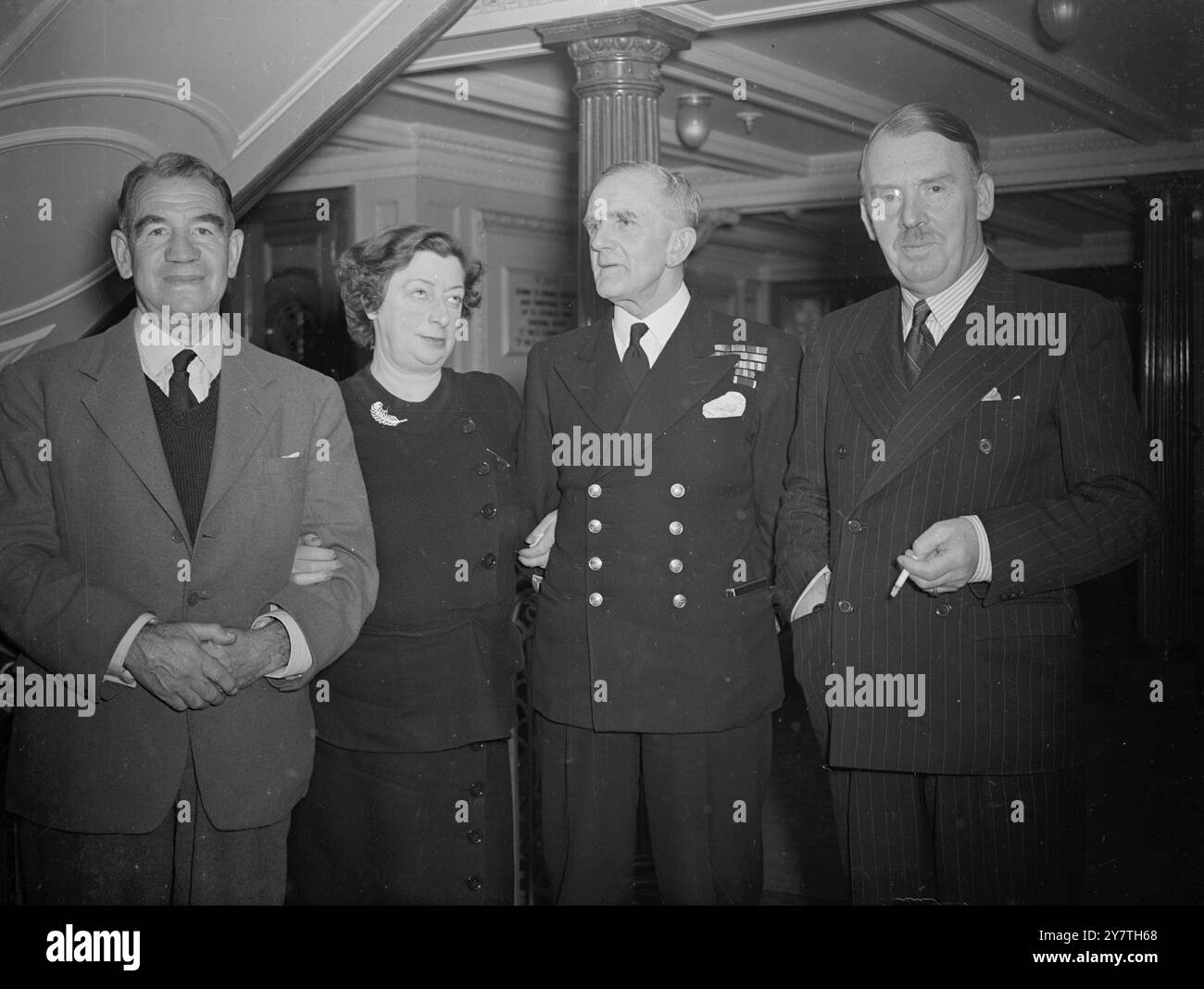 DER GOUVERNEUR DER FALKLANDINSELN VERLÄSST Southampton heute im Royal Mail-LINIENSCHIFF "Alcantara", Sir Miles Clifford, K.B.E., C.M.G., E.D., Gouverneur der Falklandinseln und Lady Clifford verlassen Southampton. Sir Miles segelt über Montevideo, Uruguay, nach Port Stanley, wo er sich dem Schiff John Biscoe anschließen wird. Die "John Biscoe" - die am 11. Oktober von Southampton aus segelte und wahrscheinlich von der "Alcantara" auf dem Weg überholt wird - führt eine Hilfspartei nach Stonington Island, der südlichsten Basis der Antarktis, wo 11 Wissenschaftler sind Stockfoto