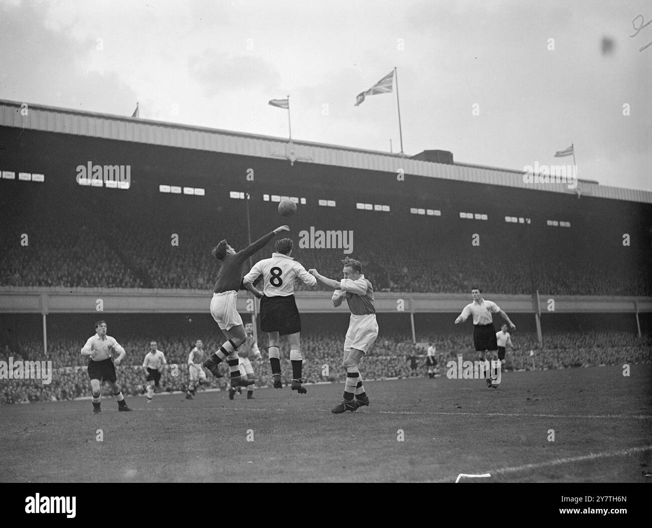 Arsenal-Torhüter Ted Platt schlägt heute beim ersten Ligaspiel im Arsenal-Stadion in Highbury, London, von Stan Mortensen Blackpool aus. 22. Oktober 1949 Stockfoto