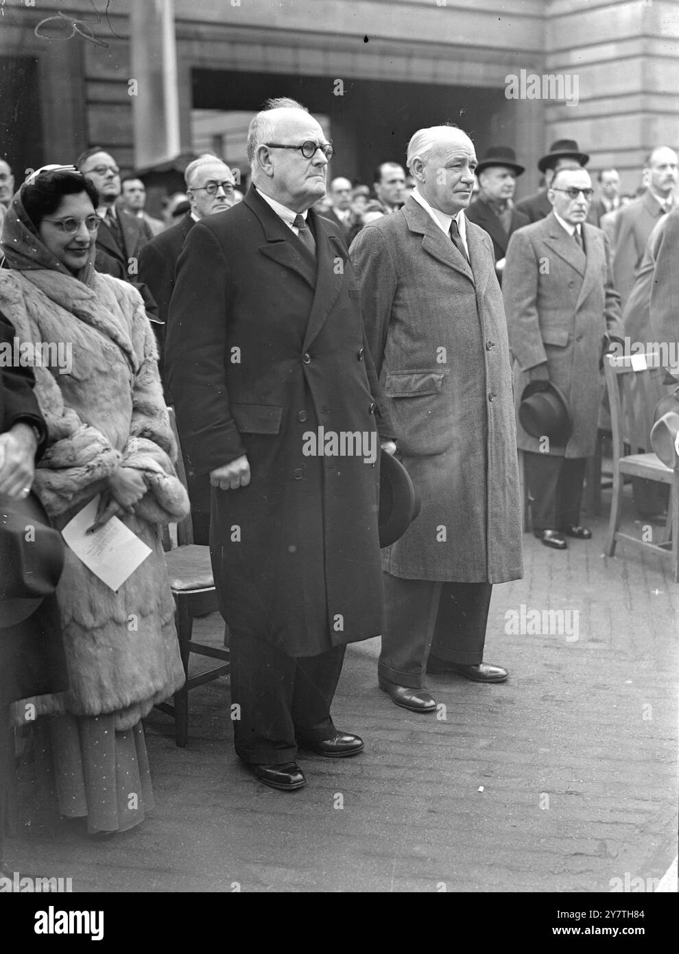 BEGUM UND HOHE KOMMISSARE BEI DER ZEREMONIE DES UN-TAGES IN LONDON im Beisein von Vertretern von händlerstaaten der Vereinten Nationen hisste Herbert Morrison, Lord President of the Council, heute die Flagge der Vereinten Nationen auf den Masthead im Innenhof der Belvedere Road des County Hall-Hauptsitzes des London County council in London. Die Zeremonie symbolisierte die Anerkennung des Tages der Vereinten Nationen durch die Londoner Bevölkerung. DAS BILD ZEIGT:- von links nach rechts - Begum Rahimtula , Ehefrau des pakistanischen Hochkommissars: Herr W. J. Jordan, neuseeländischer Hochkommissar: Und Herr C.H.Torrents, handelnd Stockfoto