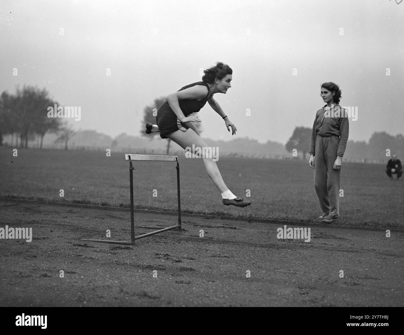 IM Victoria Park, London, tritt der Hürdensieger JEAN DESFORGES (Essex) für die Empire-Spiele, die nächsten Februar in Neuseeland stattfinden. Die Sprinterin Dorothy Manley (Essex), die auch zu den sechs Athleten gehört, die bei den Spielen das britische Frauenteam bildeten. Frau Manley (Frau Peter Hall in Private Life) war Zweitplatzierte der Holländer Fanny Blankers-Koen in den 100 Metern der Olympischen Spiele 1948. 31. OKTOBER 1949 Stockfoto