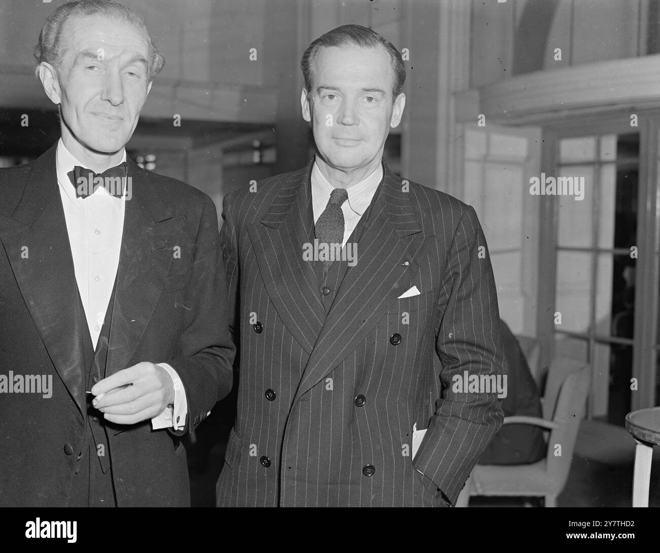 GESCHÄFTSMANN MIT "HOLLYWOOD-PROFIL" MR. Philip D. Reed , neu gewählter Präsident der Internationalen Handelskammer , ist heute in London , um britische Handelsprobleme zu erörtern . Herr . Reed, 49, ist Leiter der General Electric Company und gemeinsamer Vorsitzender des Anglo-amerikanischen Produktivitätskomitees. Während des letzten Krieges war er in London als Abgeordneter von Mr . Averell Harriman. In seiner Eigenschaft als Leiter der Internationalen Handelskammer , Herr . Reed reist Tausende von Meilen , um Mitglieder in vielen Ländern zu treffen . DAS BILD ZEIGT: - PHILIP D. REED, fotografiert heute bei einer Pressekonferenz Stockfoto