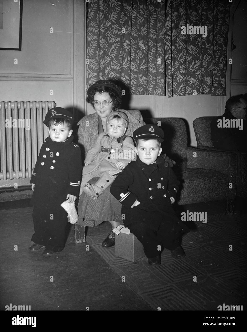 Frau Ada Brewer, 27-jährige GI-Braut, und ihre drei Kinder Wayne, 1, Terry, 3, und Billy, 5, in der Lounge am Flughafen London vor dem Rückflug nach Amerika. Am .2. Januar 1951 besuchten sie Ipswich Stockfoto