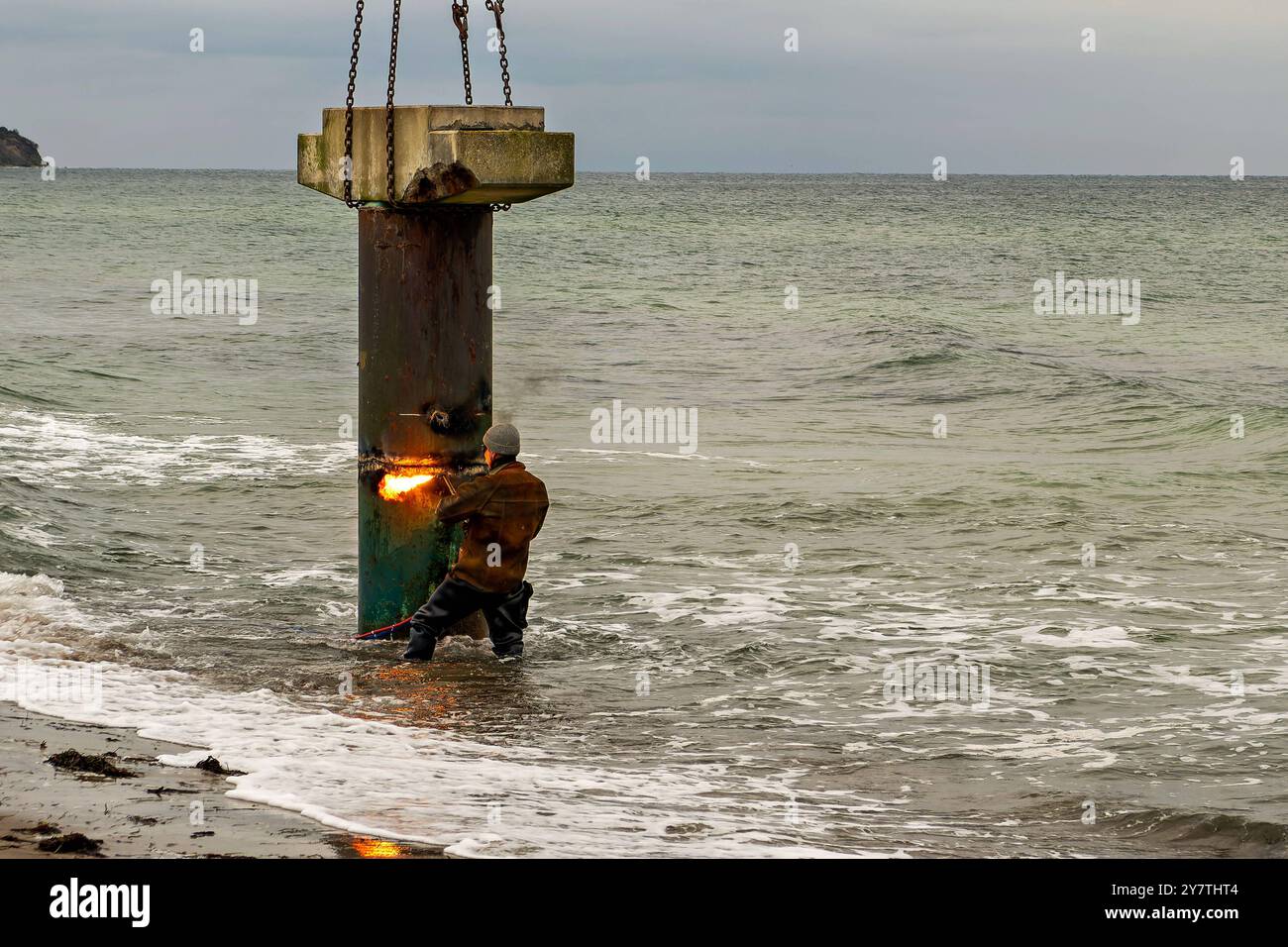 30.09.2024 die Seebrücke im Ostseebad Rerik im Landkreis Rostock in Mecklenburg-Vorpommern, wird zurzeit abgebaut. Ein Kran hatte heute diesen ersten Pfeiler aus dem Wasser ans Land gebracht. Zahlreiche Schaulustige verfolgten vorher das Spektakel, als ein Schweißer die Metallkonstruktion eines Peeilers durchtrennte. Die Brücke war seit vier Jahren wegen massiver Schäden gesperrt. Die Sanierung ließ sich auf sich warten. 2025 soll sterben 170 Meter lange Brücke wieder für die Öffentlichkeit freigegeben werden. Rerik haffanleger Mecklenburg-Vorpommern Deutschland *** 30 09 2024 der Pier in der Ostsee Stockfoto