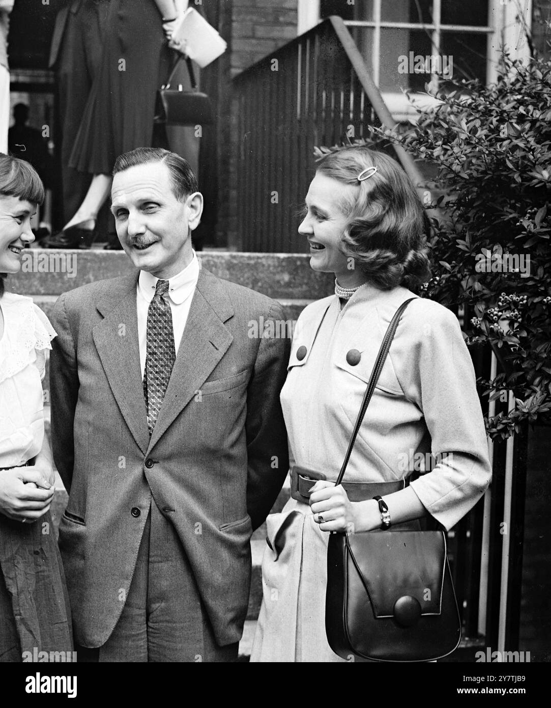 US-Lehrer und -Studenten kommen in BritanLondon an : 15 amerikanische Professoren , davon 60 Studenten kamen im Rahmen eines anglo-amerikanischen Transferprogramms nach London - ihre Fahrpreise und Ausgaben für ein Jahr in Großbritannien werden aus dem Verkauf von Überschussgeschäften in den USA bezahlt . Die Studenten und Professoren werden 14 Universen in diesem Land besuchen, darunter Oxford, Cambridge, London, Edinburgh und Glasgow. Einhundertvierzig britische College-Dozenten und Studenten sind bereits im Rahmen des Programms in den Vereinigten Staaten. Fotoshows: Herr Cyril Holmes von der Botschaft der Vereinigten Staaten im Gespräch mit Frau Edwin T. Stockfoto