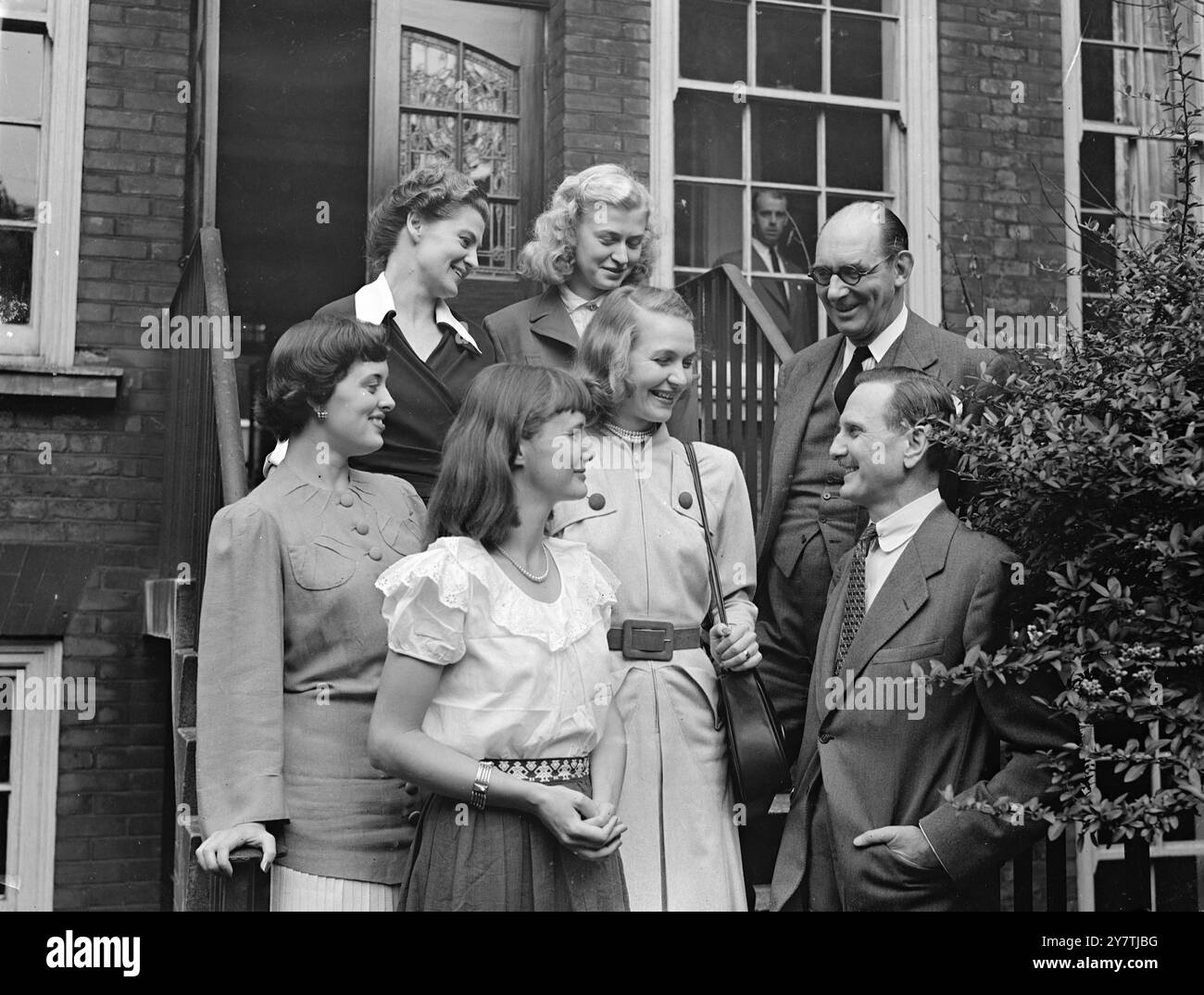 US-Lehrer und -Studenten kommen in BritanLondon an : 15 amerikanische Professoren , davon 60 Studenten kamen im Rahmen eines anglo-amerikanischen Transferprogramms nach London - ihre Fahrpreise und Ausgaben für ein Jahr in Großbritannien werden aus dem Verkauf von Überschussgeschäften in den USA bezahlt . Die Studenten und Professoren werden 14 Universen in diesem Land besuchen, darunter Oxford, Cambridge, London, Edinburgh und Glasgow. Einhundertvierzig britische College-Dozenten und Studenten sind bereits im Rahmen des Programms in den Vereinigten Staaten. Foto zeigt: Oberste Reihe, von links nach rechts: Monica Powell aus London, aus den Vereinigten Staaten Stockfoto