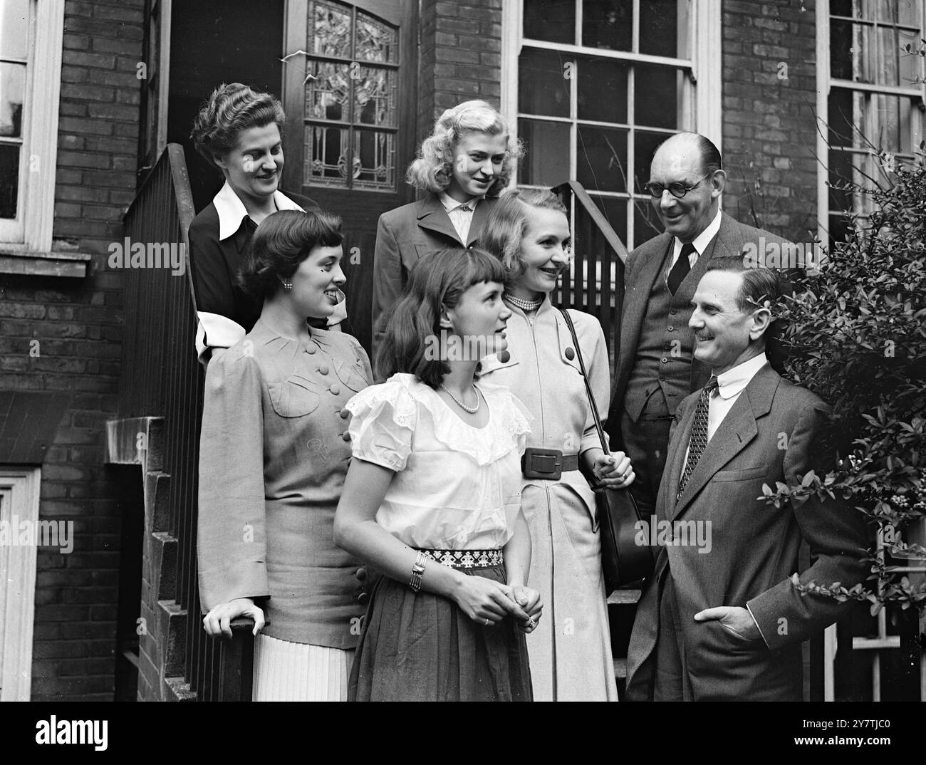 US-Lehrer und -Studenten kommen in BritanLondon an : 15 amerikanische Professoren , davon 60 Studenten kamen im Rahmen eines anglo-amerikanischen Transferprogramms nach London - ihre Fahrpreise und Ausgaben für ein Jahr in Großbritannien werden aus dem Verkauf von Überschussgeschäften in den USA bezahlt . Die Studenten und Professoren werden 14 Universen in diesem Land besuchen, darunter Oxford, Cambridge, London, Edinburgh und Glasgow. Einhundertvierzig britische College-Dozenten und Studenten sind bereits im Rahmen des Programms in den Vereinigten Staaten. Foto zeigt: Oberste Reihe, von links nach rechts: Monica Powell aus London, aus den Vereinigten Staaten Stockfoto