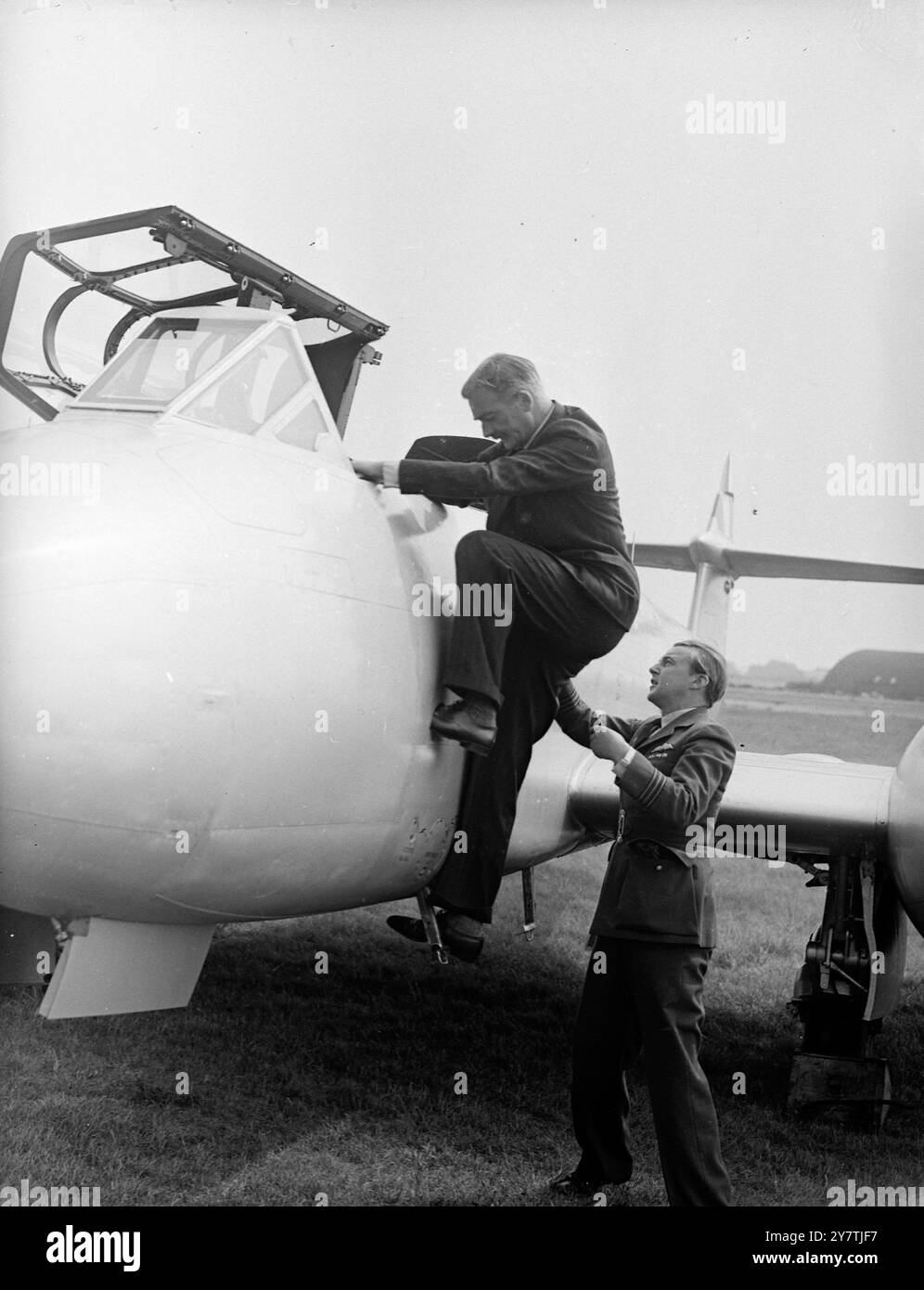 Anthony Eden hat den ersten Jet-Flug in Southampton : Anthony Eden hatte seinen ersten Flug in einem Jet-Flugzeug, als er die County of Kent ( No 500) Squadron der Royal Auxiliary Air Force besuchte , deren Ehrenflugzeug er ist , in der Ausbildung auf Thorney Island , Hampshire, die Squadron fliegt Meteor Jets . Foto zeigt: Mr. Anthony Eden, steigt am 29. August 1949 in das Cockpit eines Meteor-Jet-Flugzeugs auf Thorney Island Stockfoto