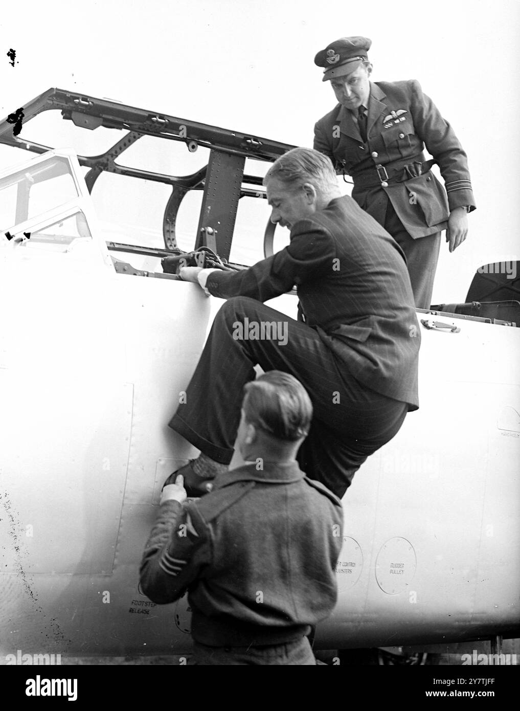Anthony Eden hat den ersten Jet-Flug in Southampton : Anthony Eden hatte seinen ersten Flug in einem Jet-Flugzeug, als er die County of Kent ( No 500) Squadron der Royal Auxiliary Air Force besuchte , deren Ehrenflugzeug er ist , in der Ausbildung auf Thorney Island , Hampshire, die Squadron fliegt Meteor Jets . Foto zeigt: Mr. Anthony Eden, im Flugzeug, steigt am 29. August 1949 in das Cockpit eines Meteor-Flugzeugs auf Thorney Island Stockfoto