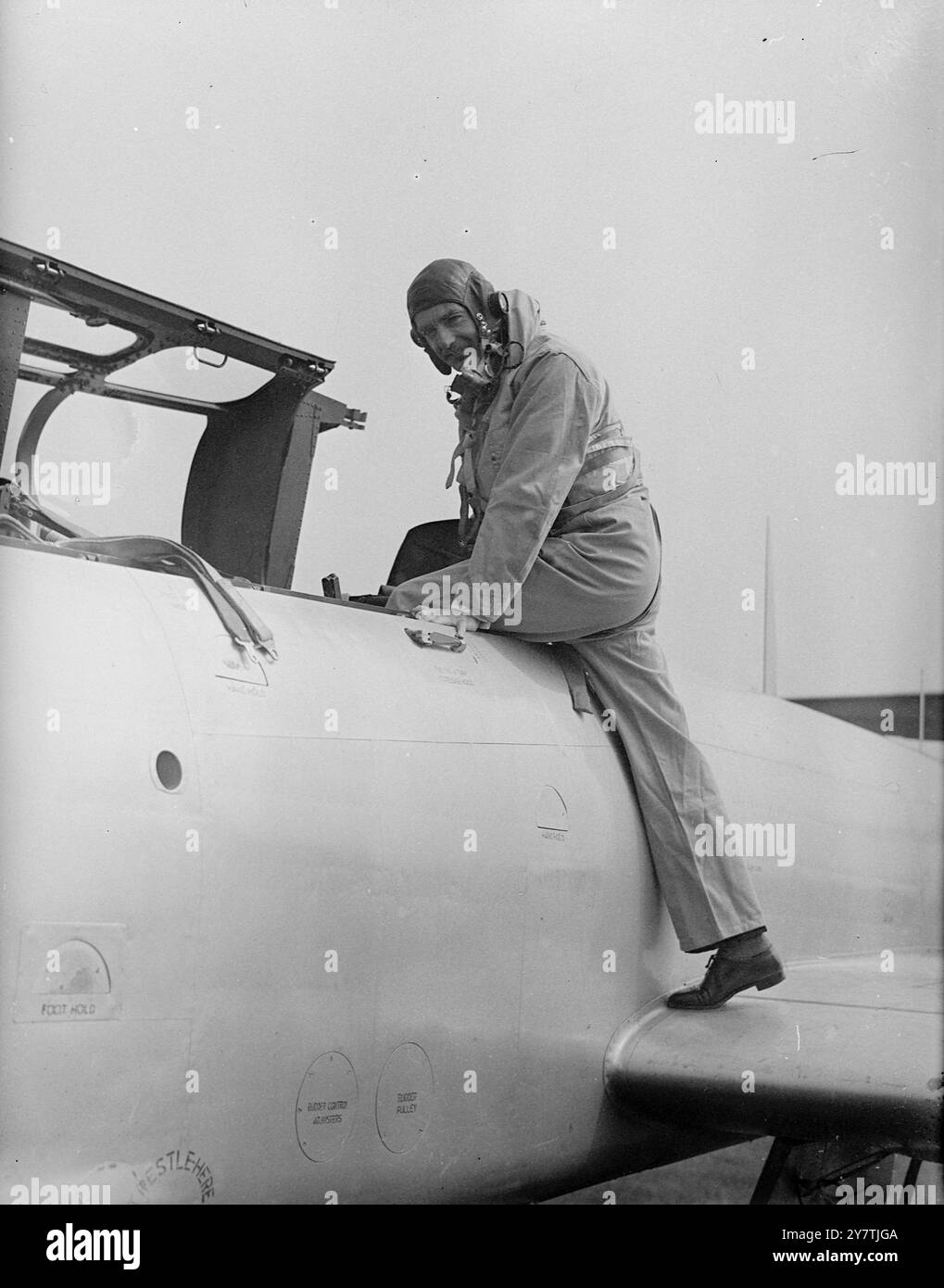 Anthony Eden hat den ersten Jet-Flug in Southampton : Anthony Eden hatte seinen ersten Flug in einem Jet-Flugzeug, als er die County of Kent ( No 500) Squadron der Royal Auxiliary Air Force besuchte , deren Ehrenflugzeug er ist , in der Ausbildung auf Thorney Island , Hampshire, die Squadron fliegt Meteor Jets . Foto zeigt: Mr. Anthony Eden, im Flugzeug, steigt am 29. August 1949 in das Cockpit eines Meteor-Flugzeugs auf Thorney Island Stockfoto