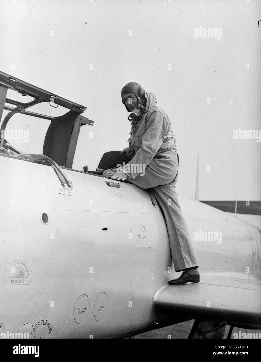 Anthony Eden hat den ersten Jet-Flug in Southampton : Anthony Eden hatte seinen ersten Flug in einem Jet-Flugzeug, als er die County of Kent ( No 500) Squadron der Royal Auxiliary Air Force besuchte , deren Ehrenflugzeug er ist , in der Ausbildung auf Thorney Island , Hampshire, die Squadron fliegt Meteor Jets . Foto zeigt: Mr. Anthony Eden, im Flugzeug, steigt am 29. August 1949 in das Cockpit eines Meteor-Flugzeugs auf Thorney Island Stockfoto