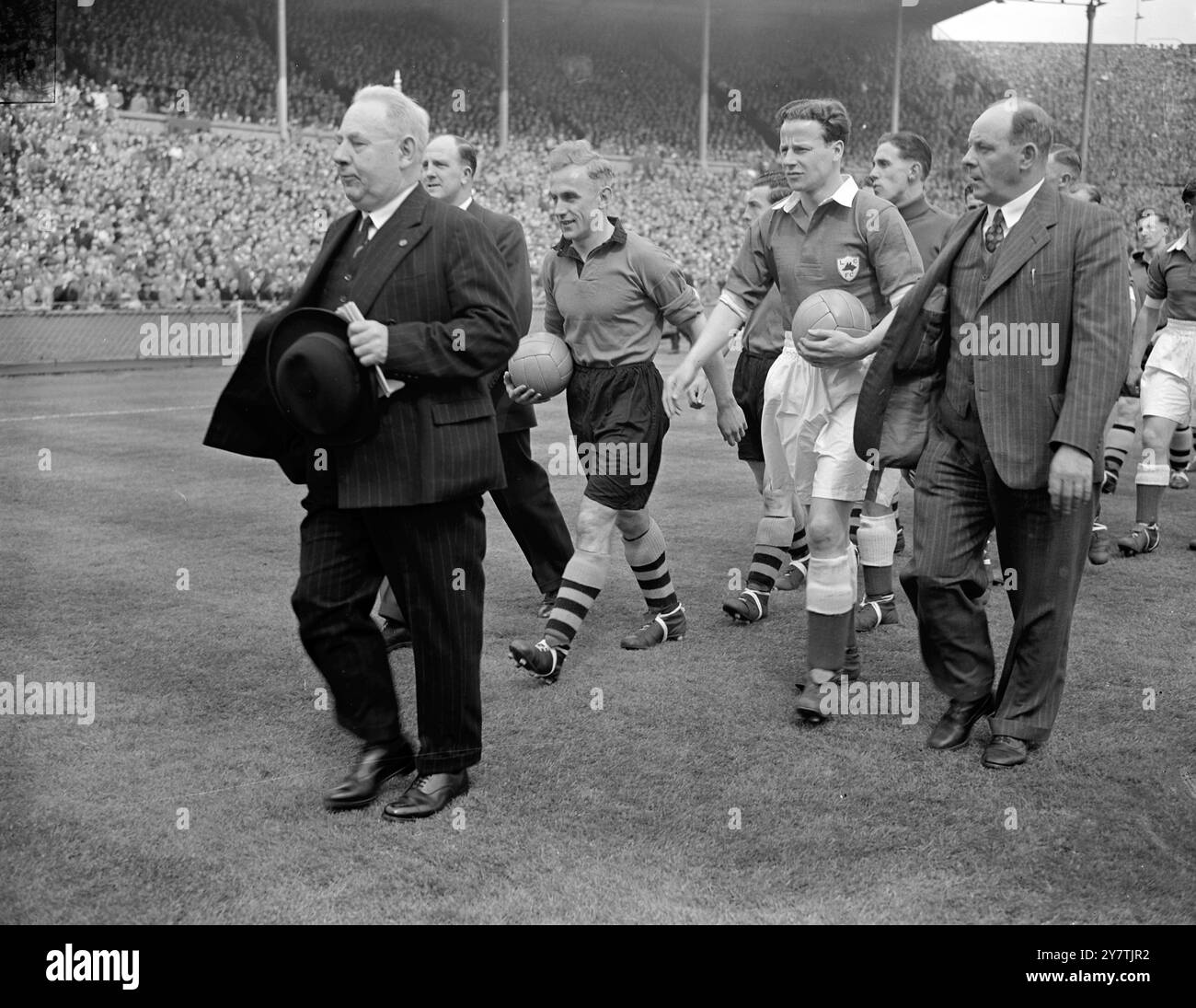 Die Teams aus LEICESTER CITY VS WÖLVES CUP FINALWolverhampton Wanderers und Leicester City treten vor dem Start des Cup Final auf das Spielfeld im Wembley Stadium. 30. April 1949 Stockfoto