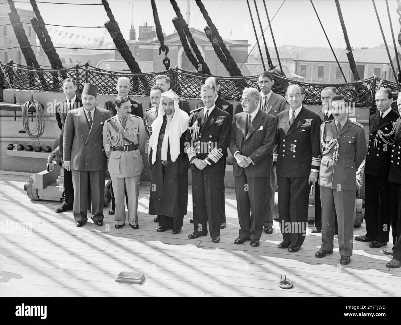 König Abdullah von Transjordan , der sich zu einem 17-tägigen Besuch in Großbritannien aufhält , mit seinem zweiten Sohn Prinz Emir Naif , fotografiert auf dem Vierteldeck der HMS Victory mit dem Oberbefehlshaber Portsmouth Command , Admiral der Flotte Sir Algernon Willis . Der König und sein Sohn aßen mit dem Oberbefehlshaber an Bord des historischen Schiffes. August 1949 Stockfoto