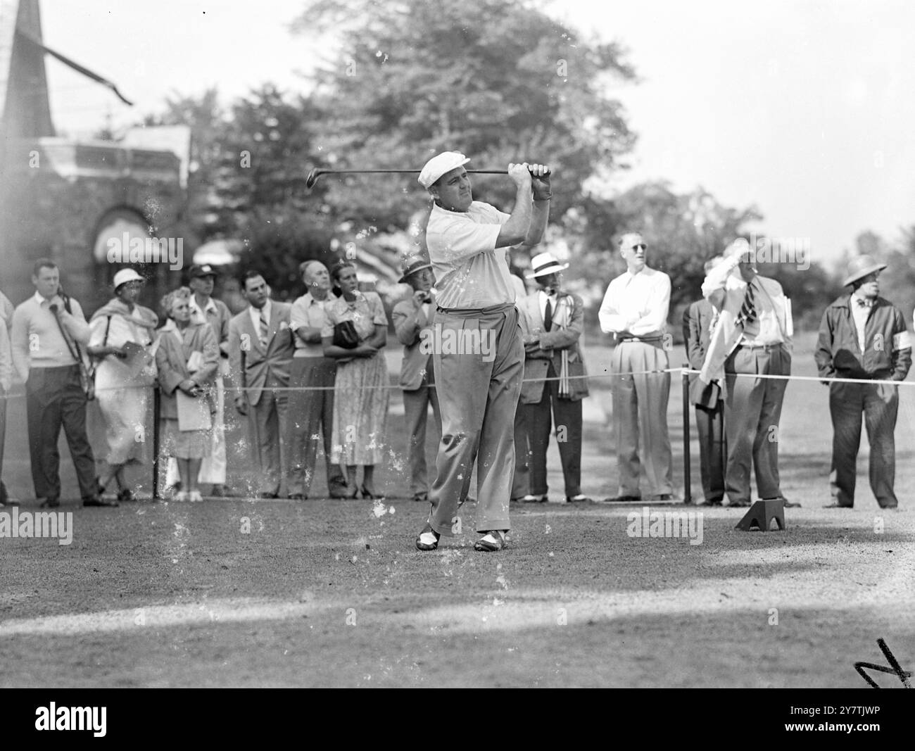 Walker CupNew York: R Cecil Ewing of Britain, der am 22. August 1949 beim Spiel des Walker Cup auf dem Winged Foot Course auf dem ersten Loch abzweigt Stockfoto