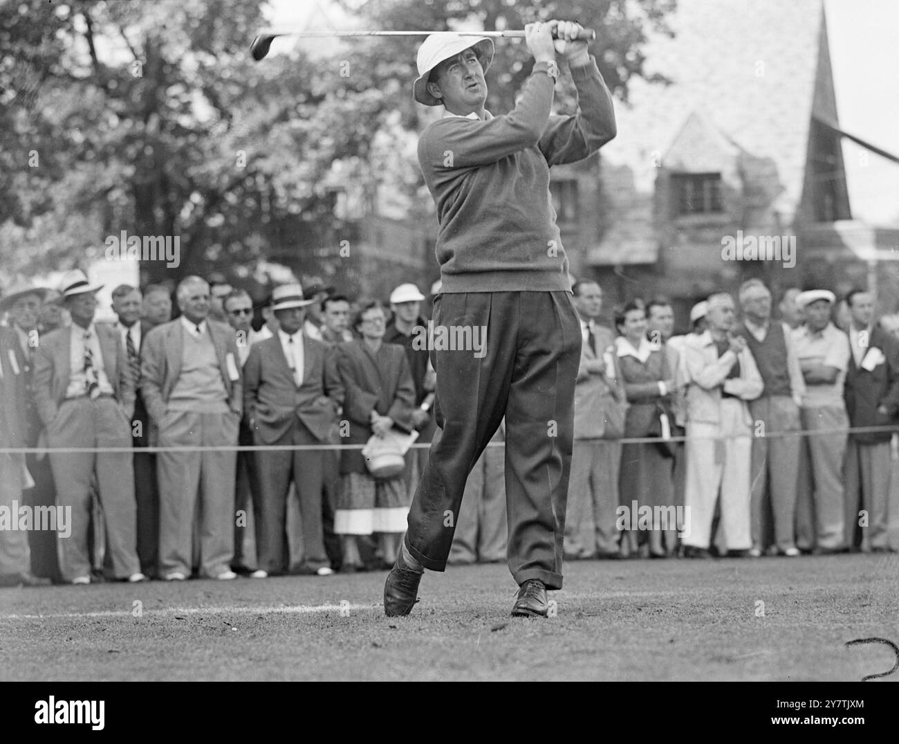 Walker CupNew York: James Bruen aus Großbritannien schlägt beim Spiel im Walker Cup auf dem Winged Foot Course ins erste Loch. August 1949 Stockfoto
